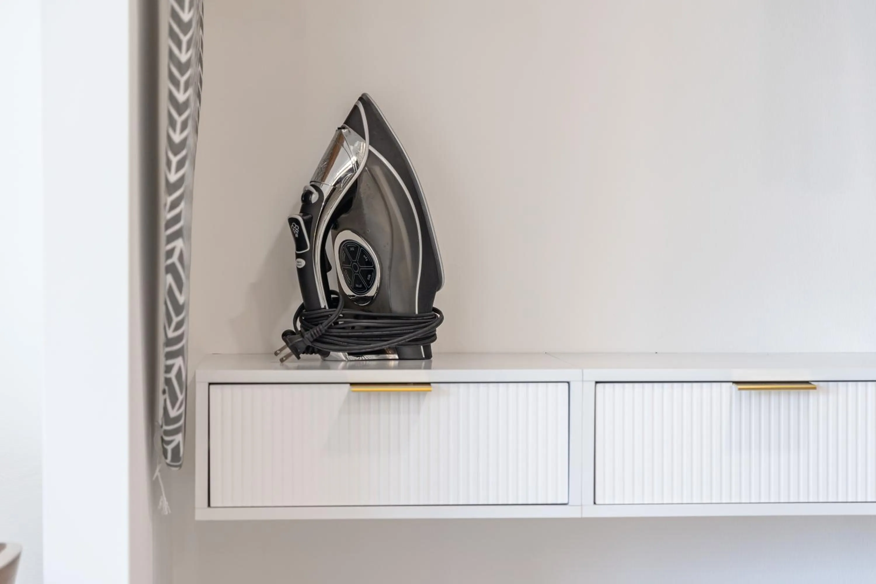 wardrobe in Steps to Waikiki Beach! Newly Renovated with 75" TV