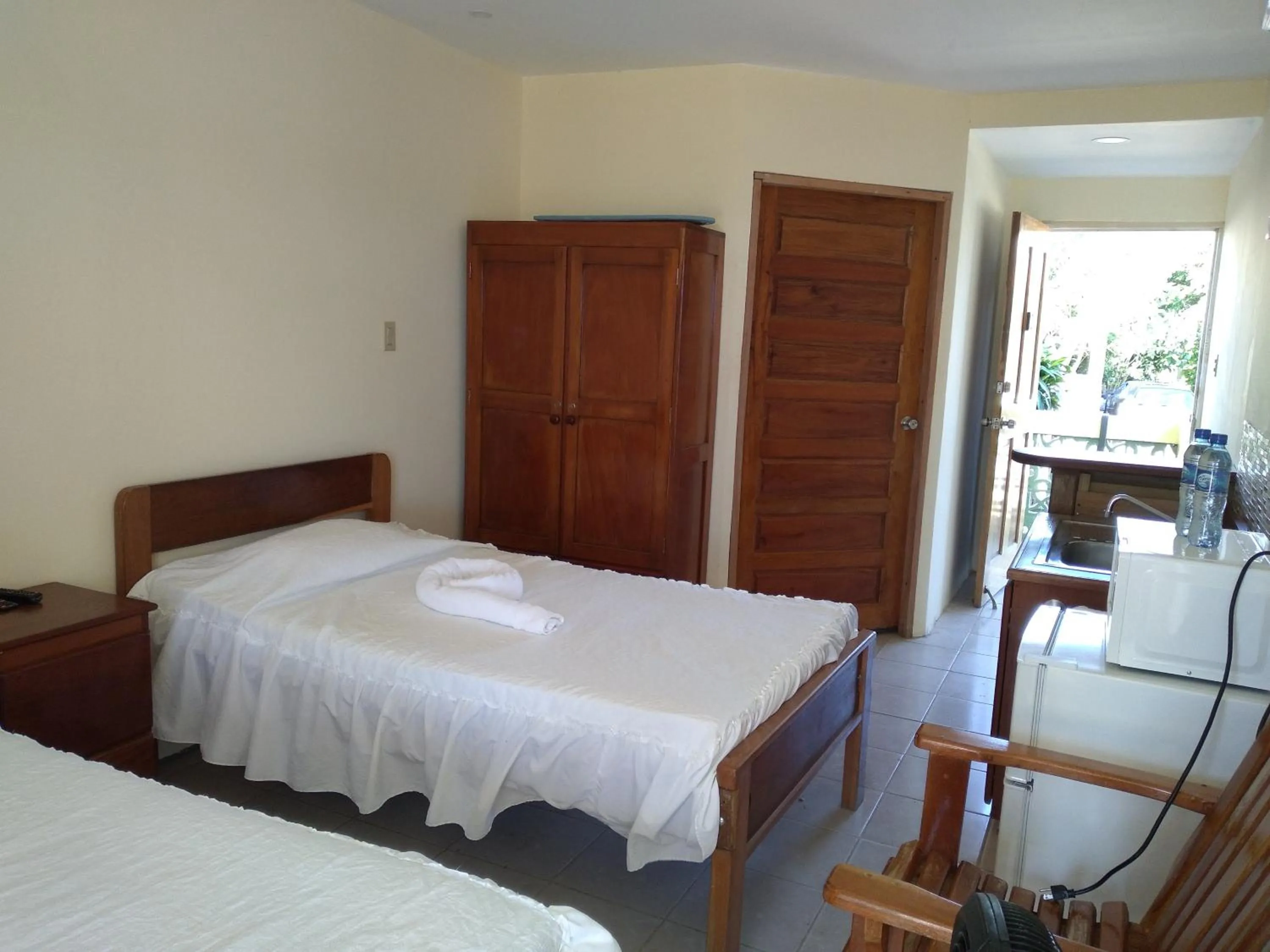 Bedroom, Bed in Pal's on the beach - Dangriga, Belize