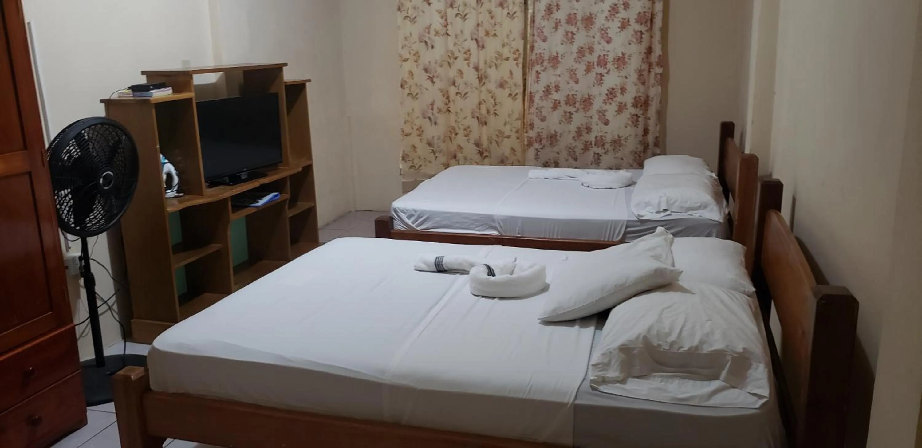 Bedroom, Bed in Pal's on the beach - Dangriga, Belize
