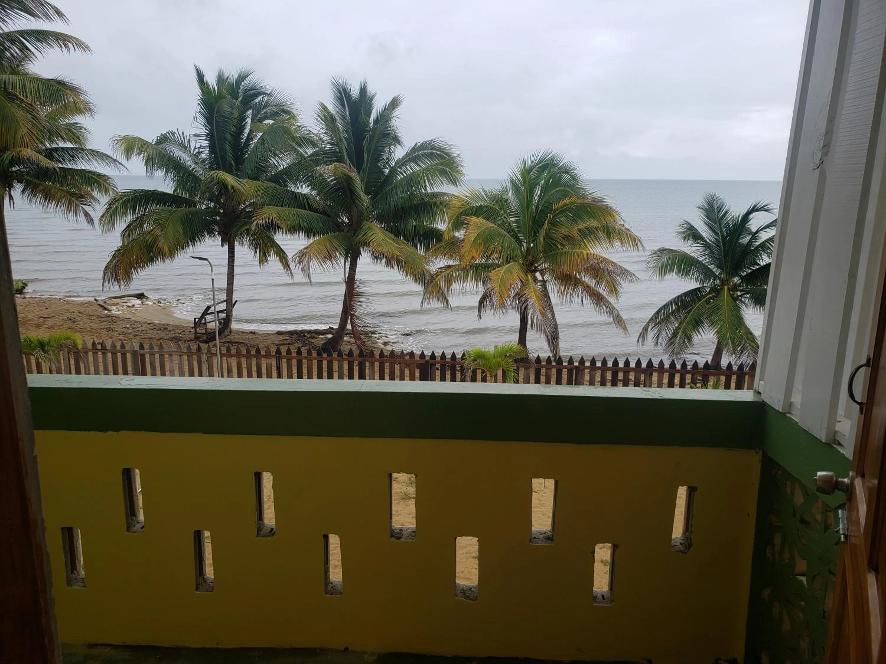 Sea view in Pal's on the beach - Dangriga, Belize