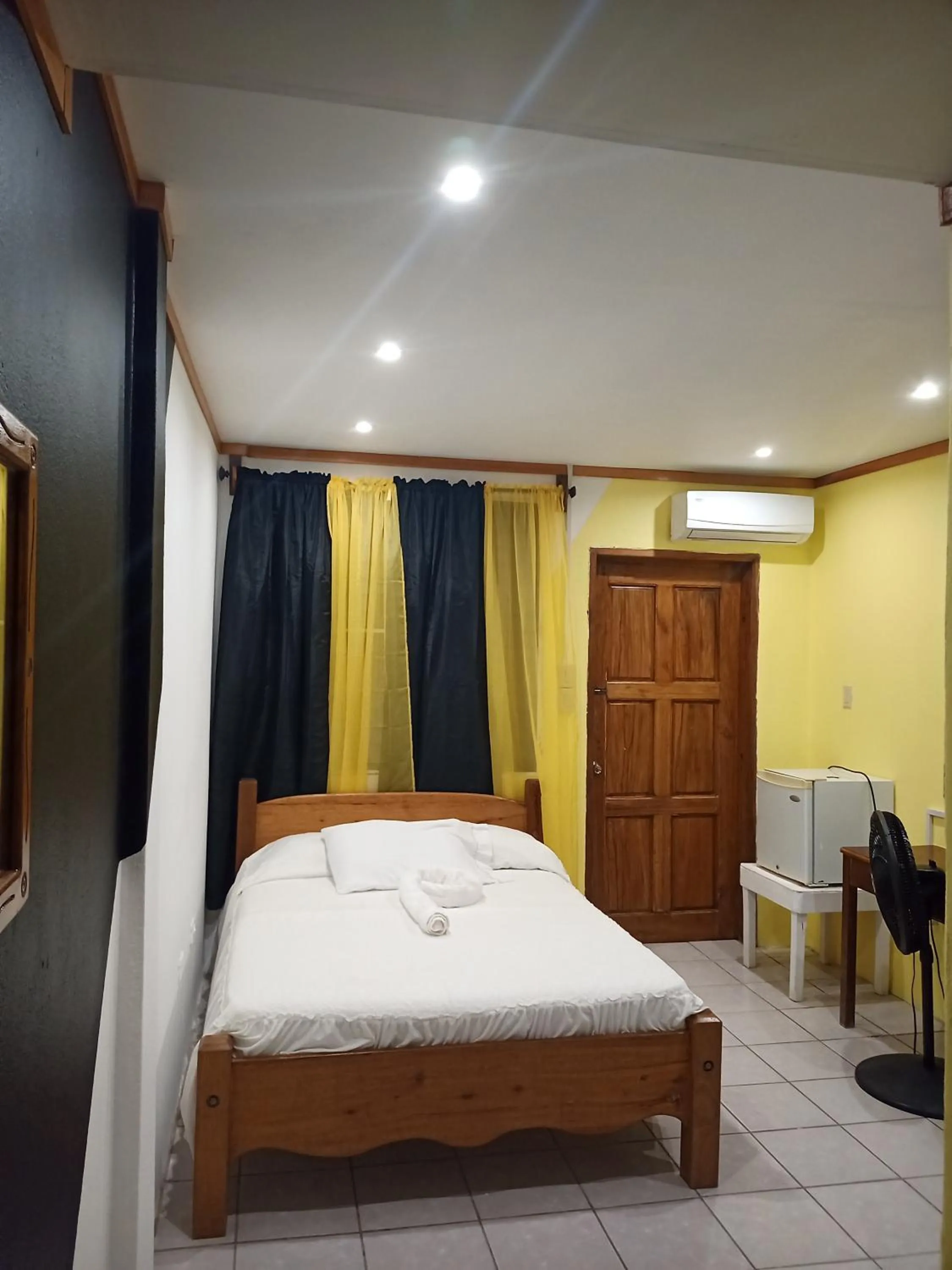 Bedroom, Bed in Pal's on the beach - Dangriga, Belize