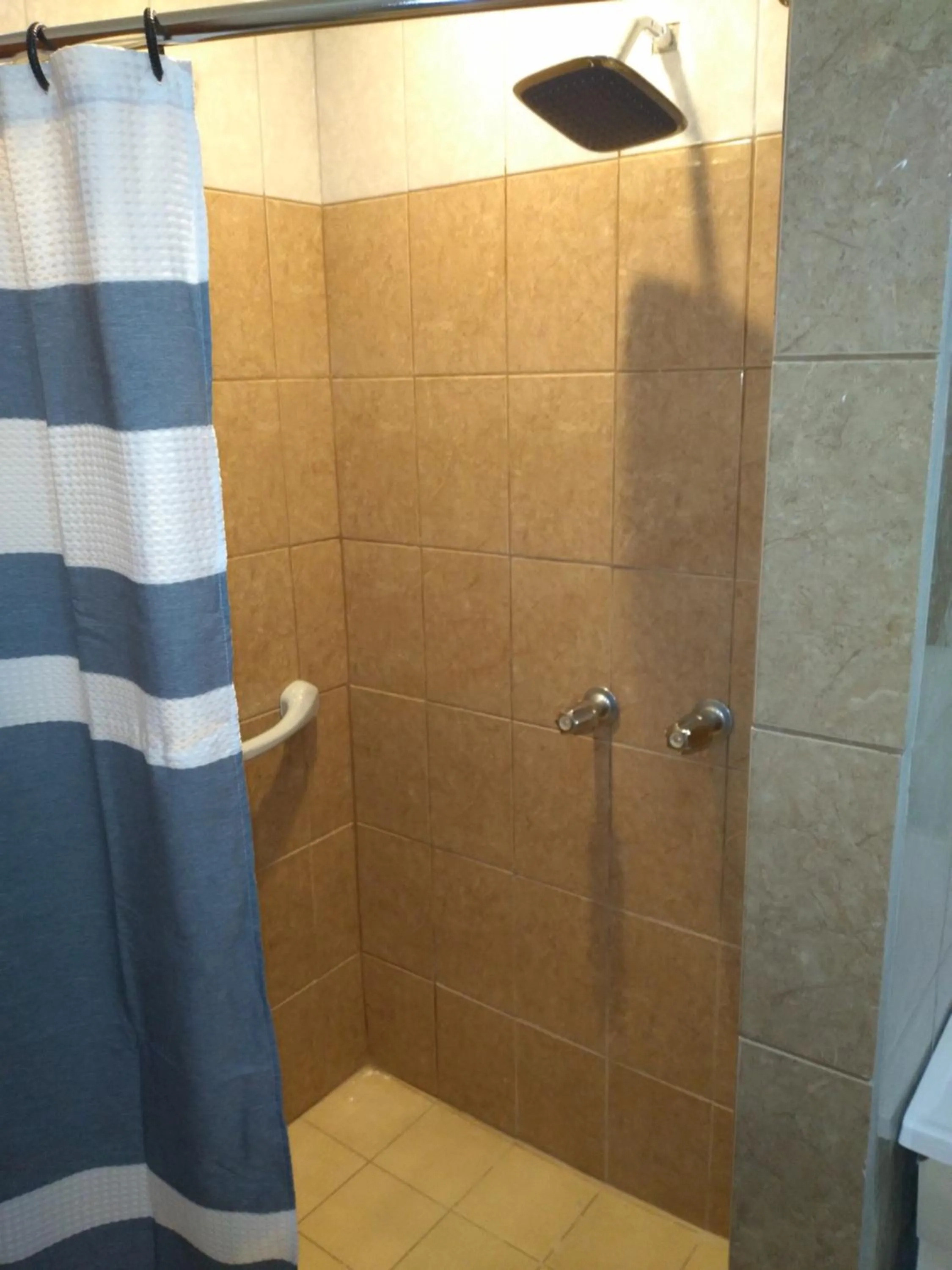 Shower in Pal's on the beach - Dangriga, Belize