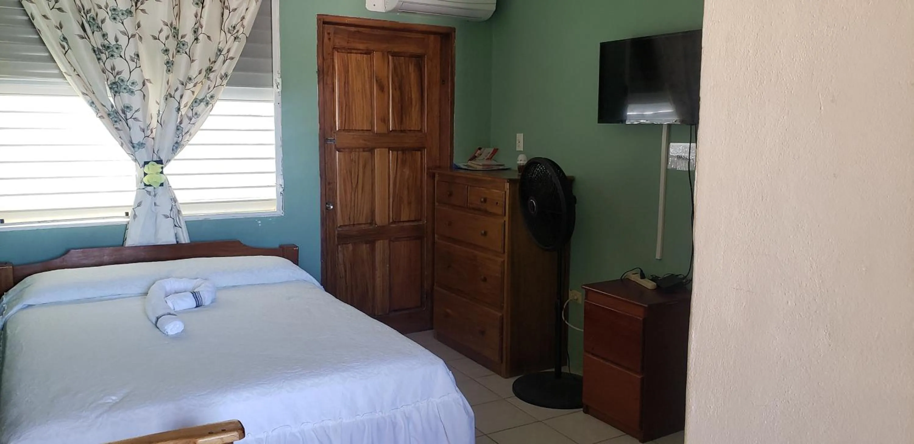 Photo of the whole room, Bed in Pal's on the beach - Dangriga, Belize