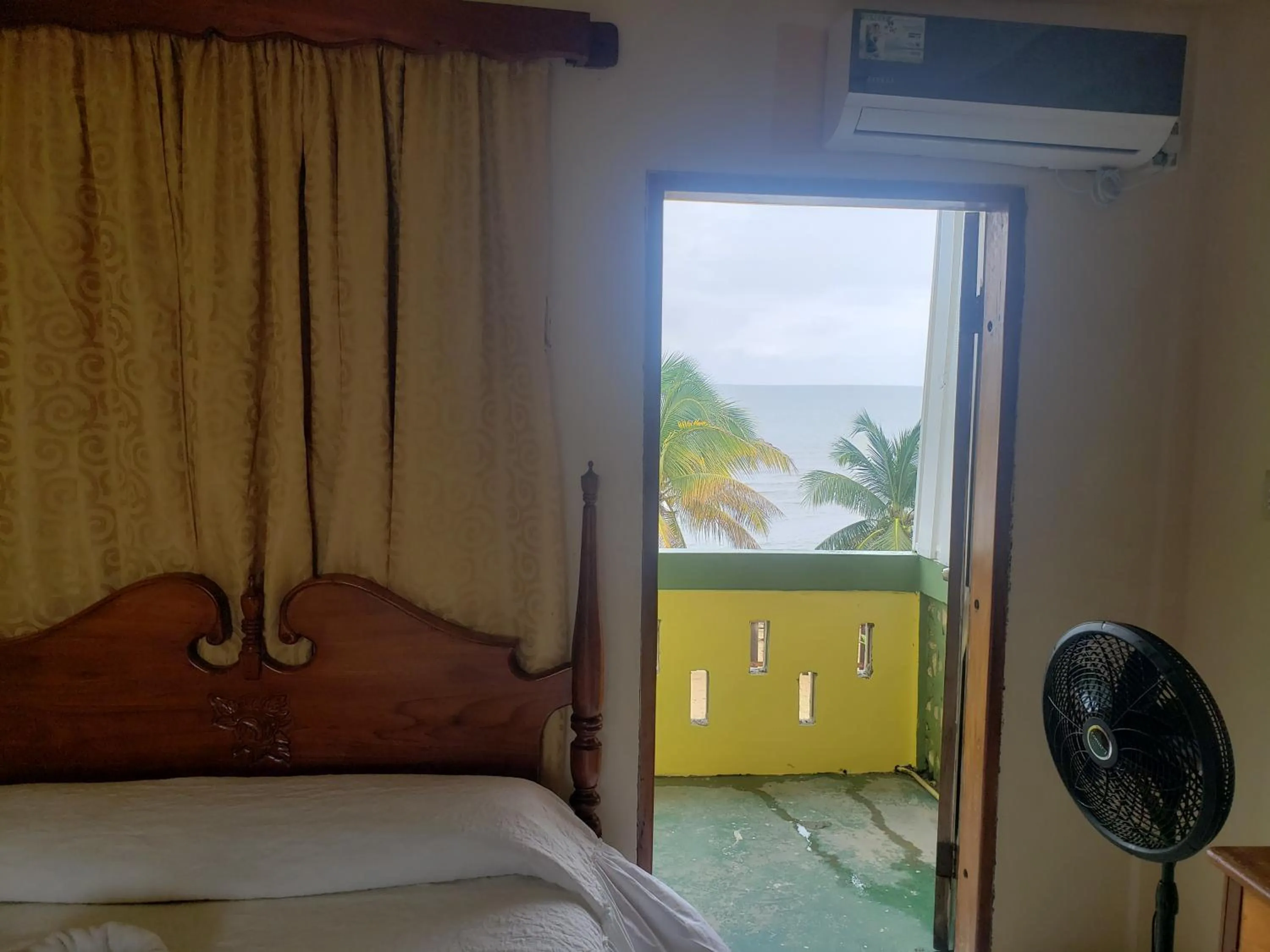 Bedroom, Bed in Pal's on the beach - Dangriga, Belize
