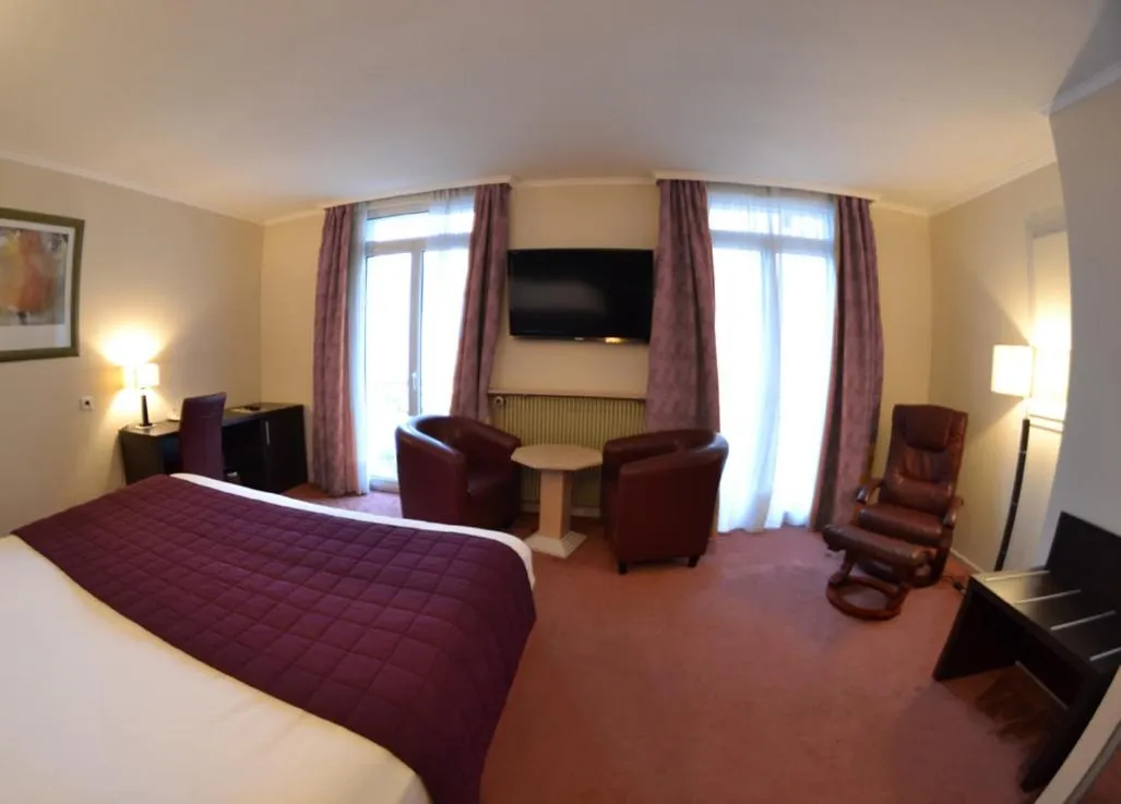 Photo of the whole room in Savoy Hôtel Evian