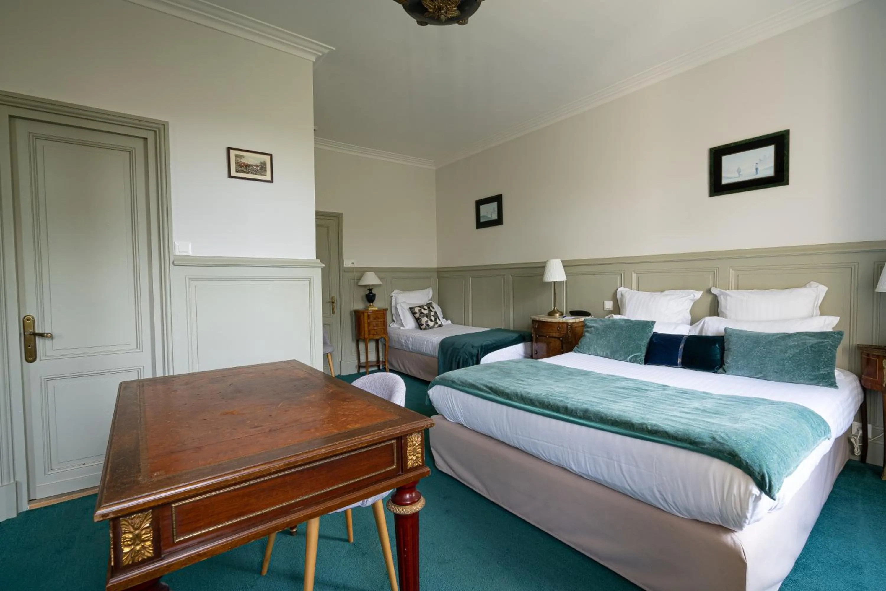 Bed in Hôtel The Originals Résidence de Rohan (EX RELAIS DU SILENCE)