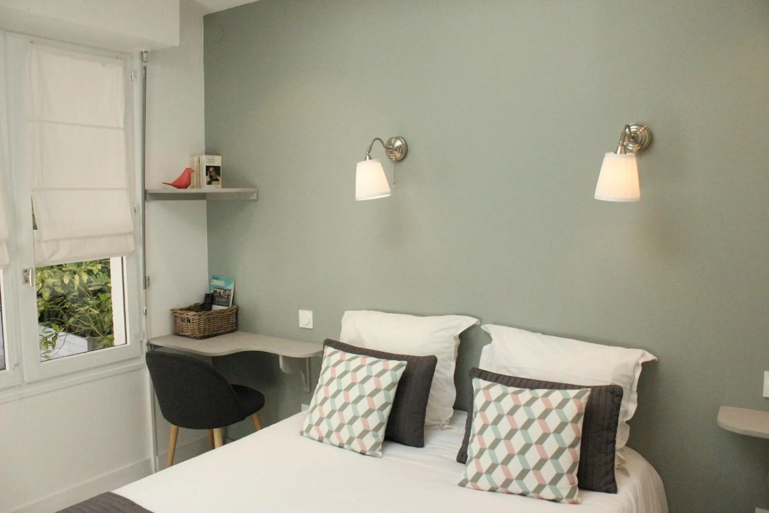 Bedroom, Bed in Hotel Saint-Michel