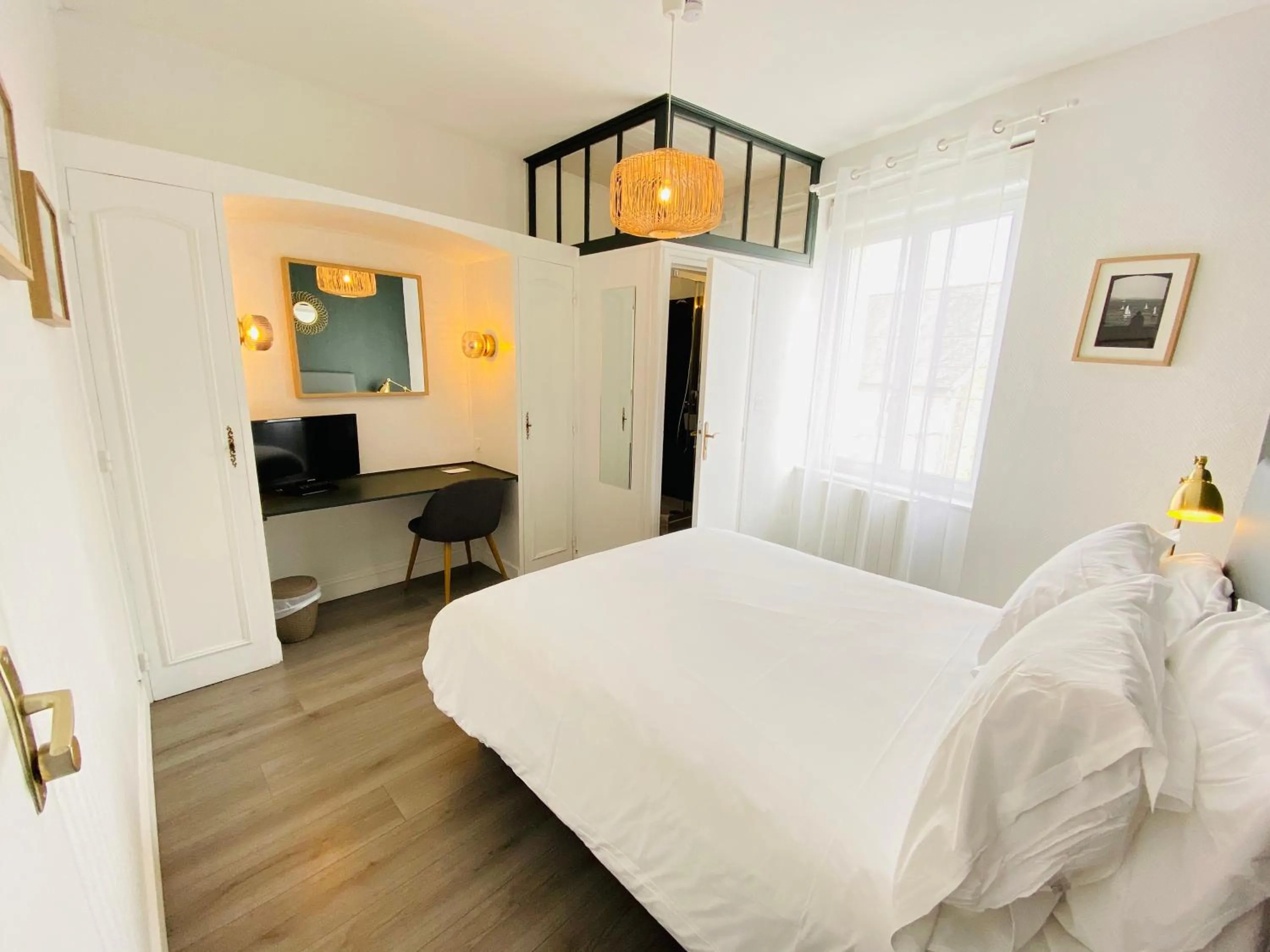 Bedroom, Bed in Hotel Saint-Michel