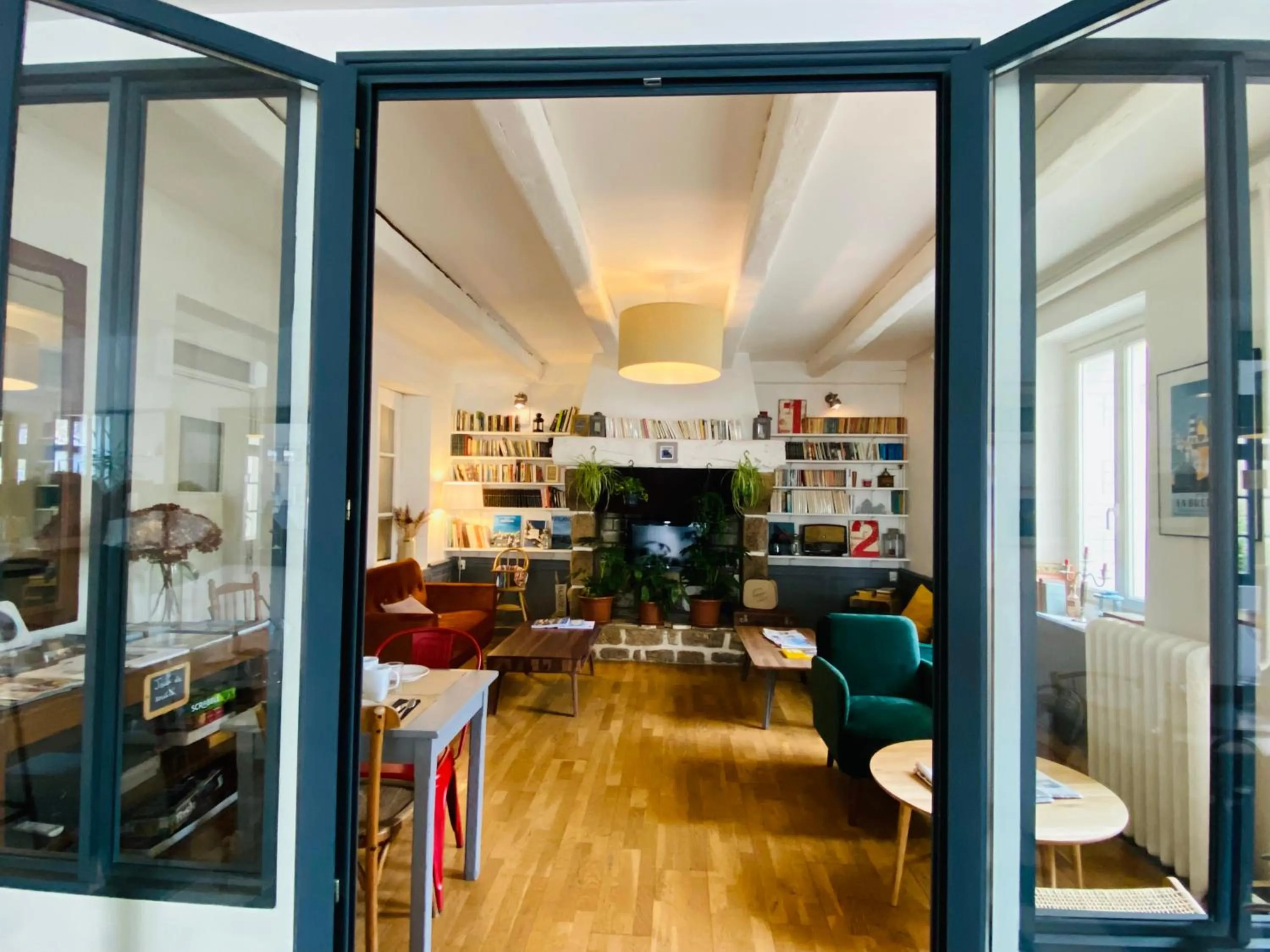 Communal lounge/ TV room in Hotel Saint-Michel