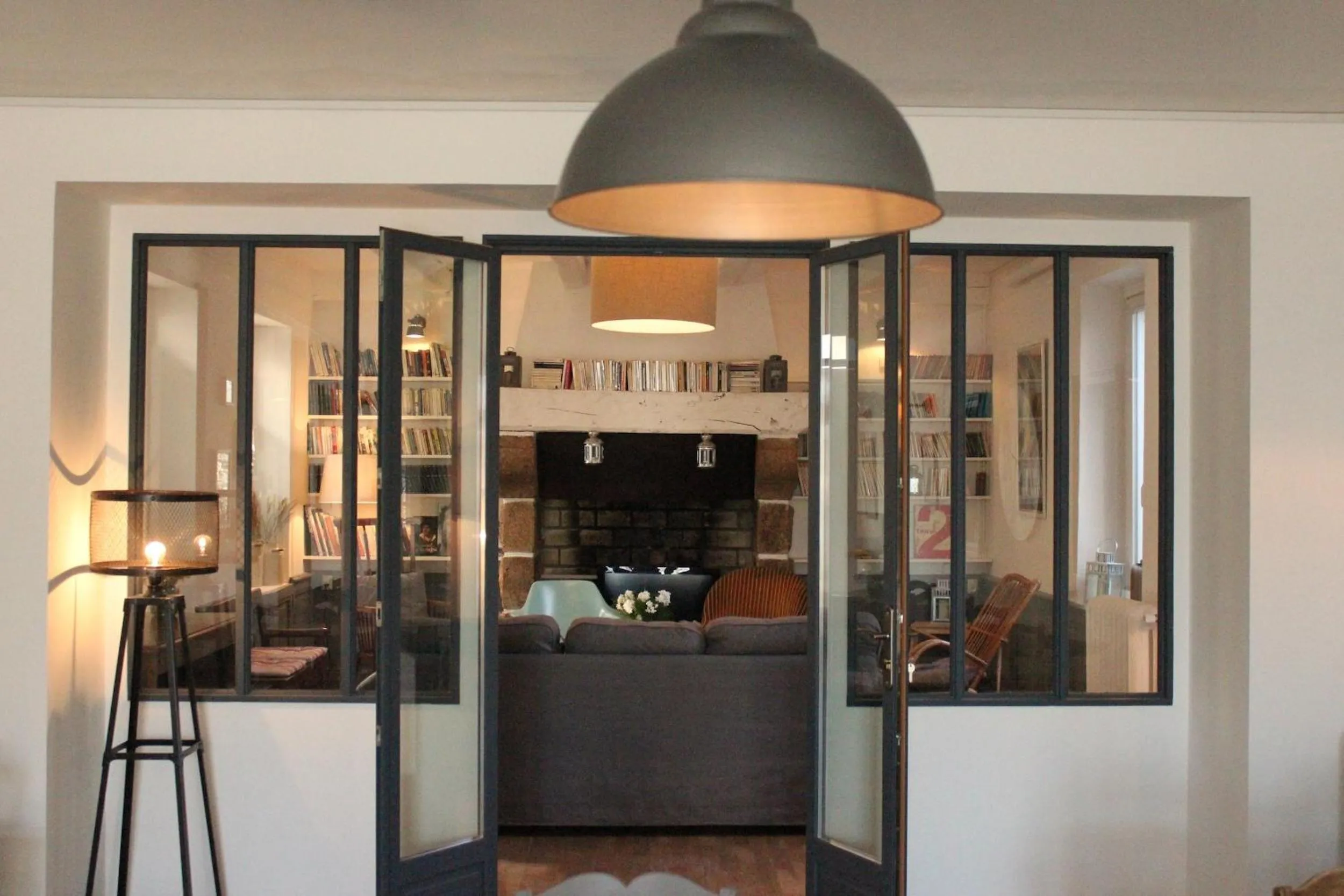 Communal lounge/ TV room in Hotel Saint-Michel