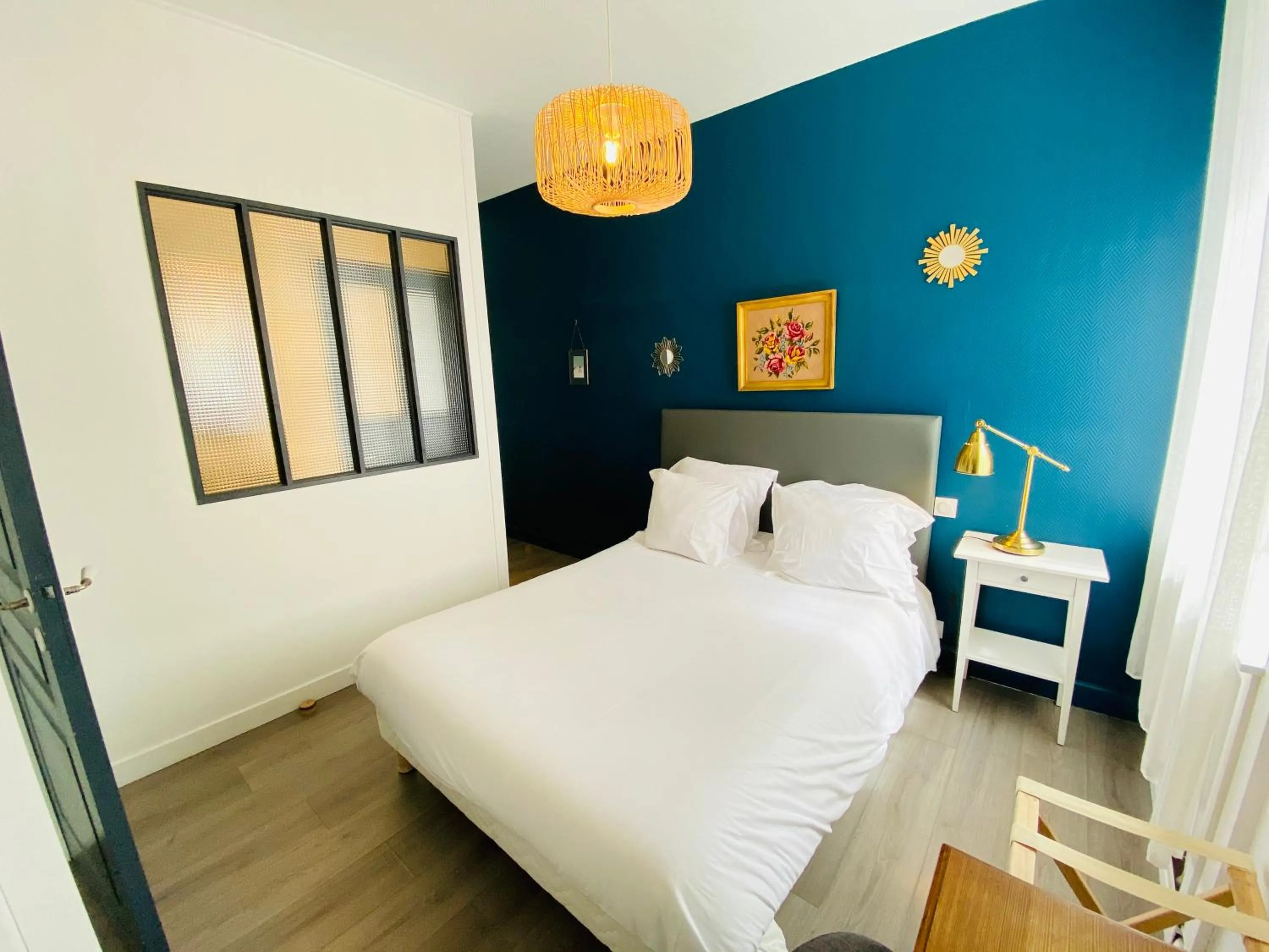 Bedroom, Bed in Hotel Saint-Michel