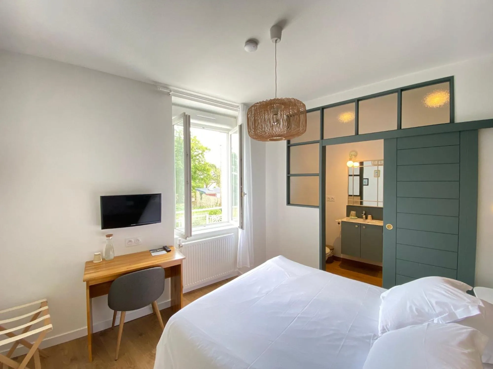 Photo of the whole room, Bed in Hotel Saint-Michel