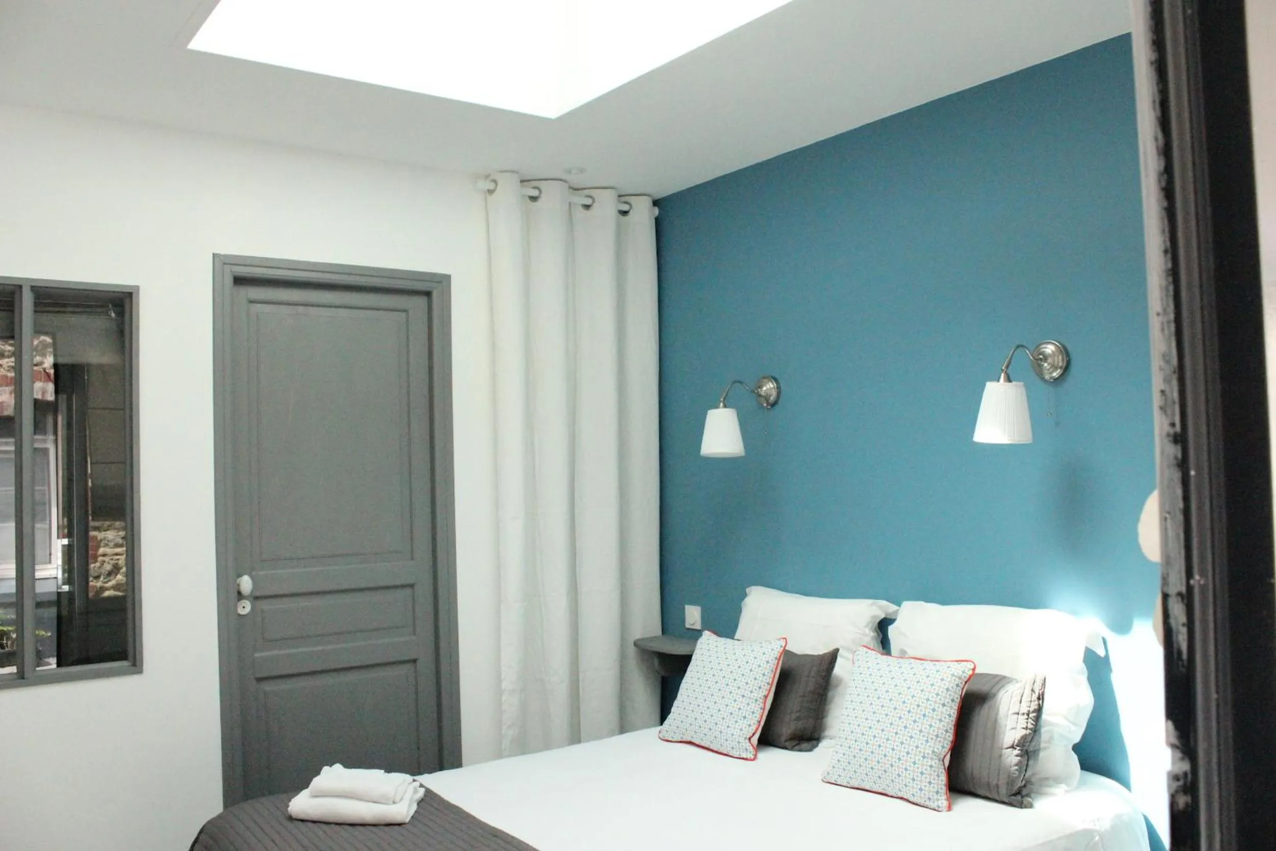 Bedroom, Bed in Hotel Saint-Michel