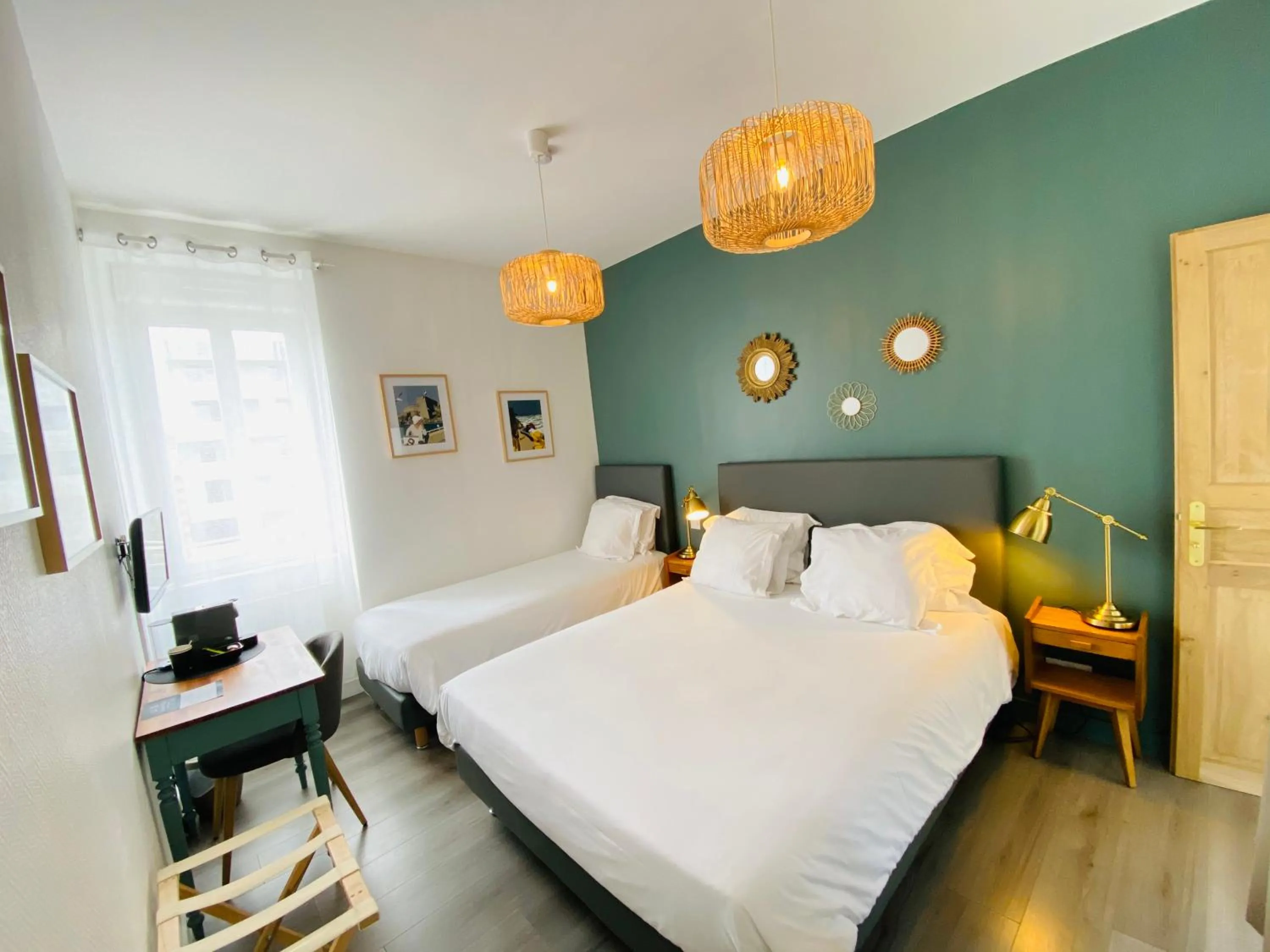 Bedroom, Bed in Hotel Saint-Michel