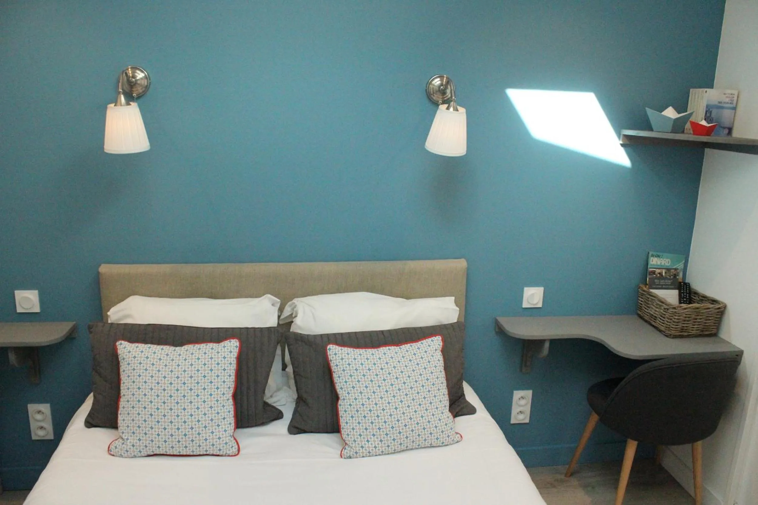 Bedroom, Bed in Hotel Saint-Michel