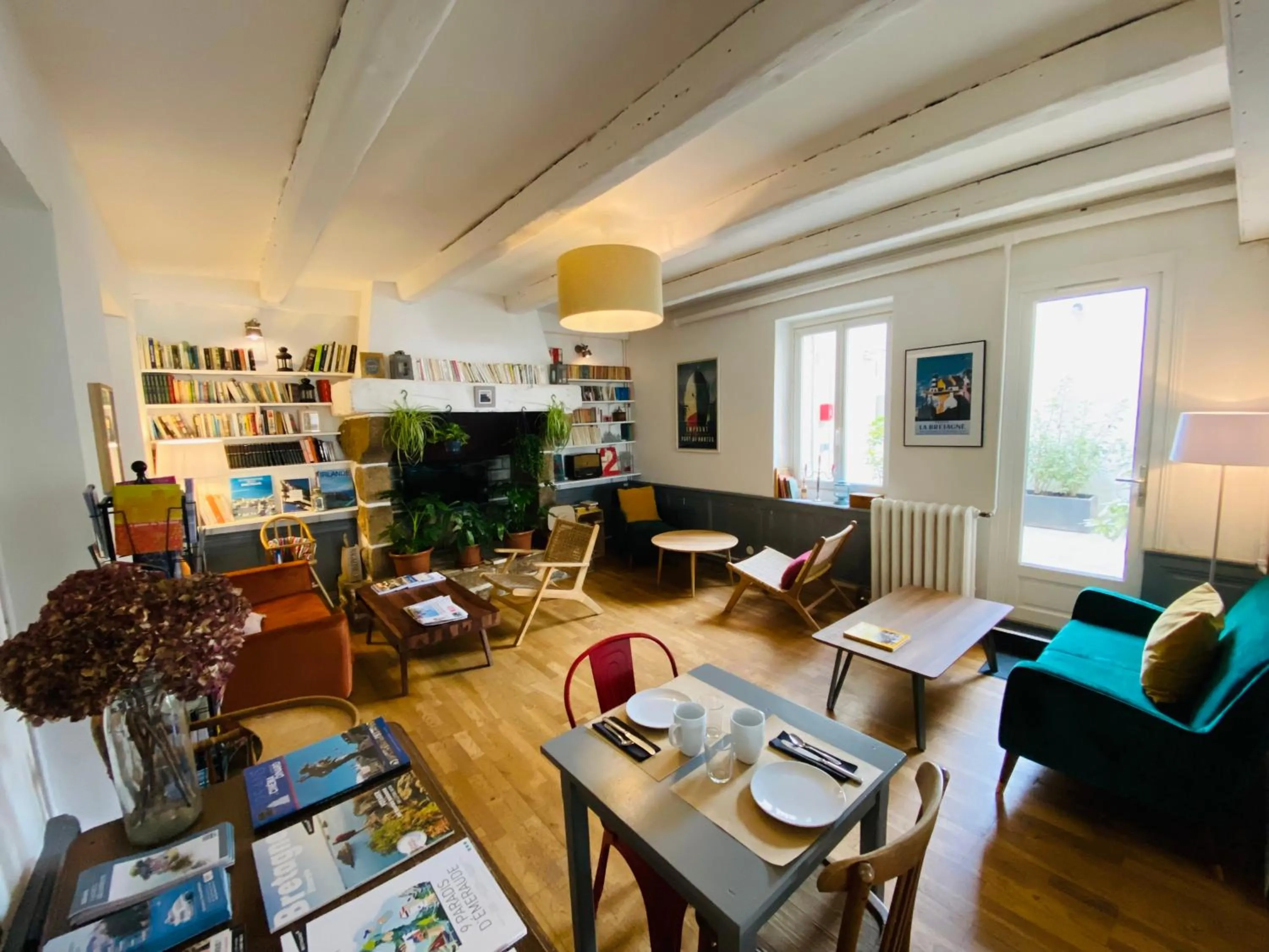 Communal lounge/ TV room in Hotel Saint-Michel