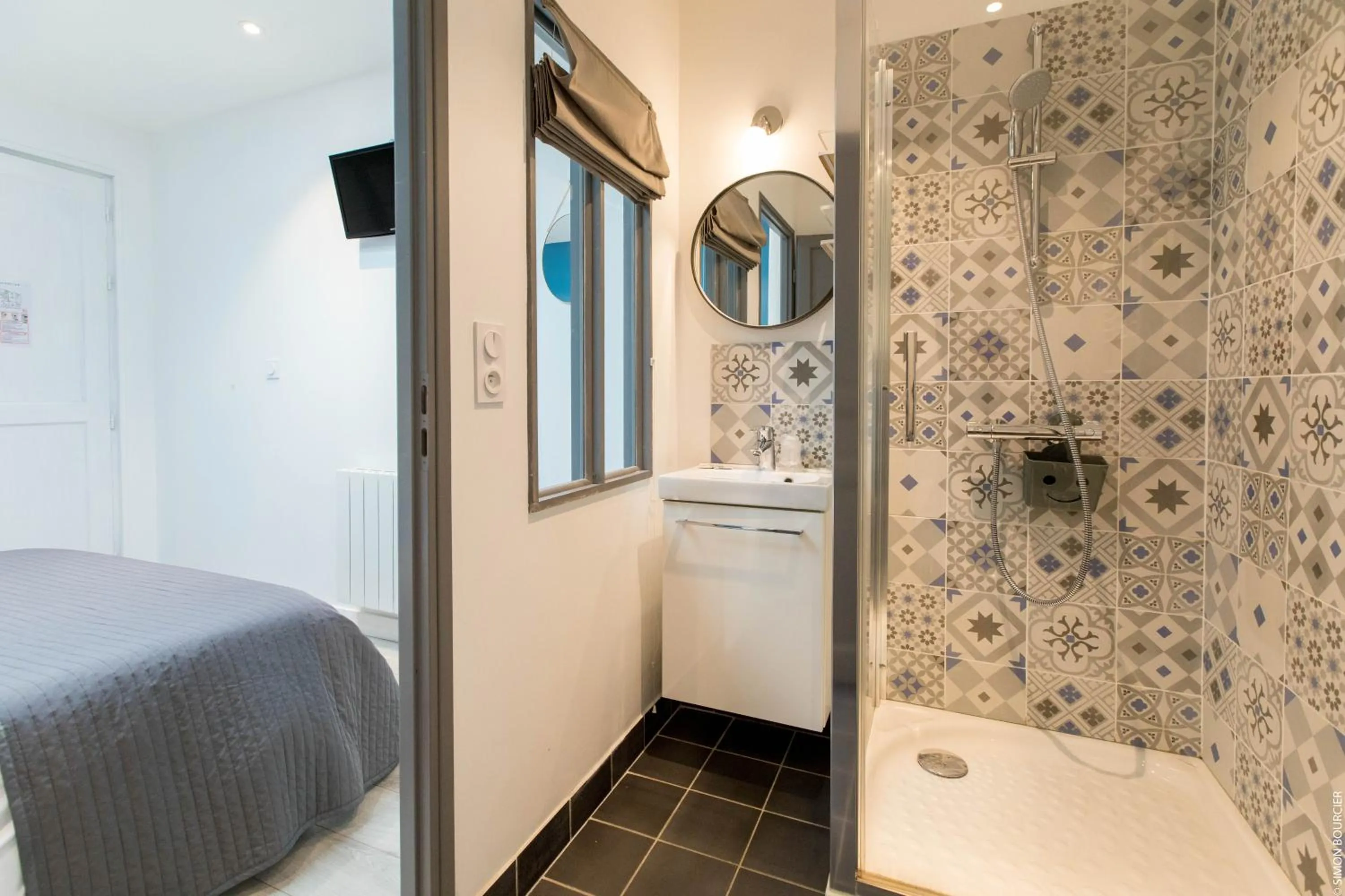 Bathroom, Bed in Hotel Saint-Michel