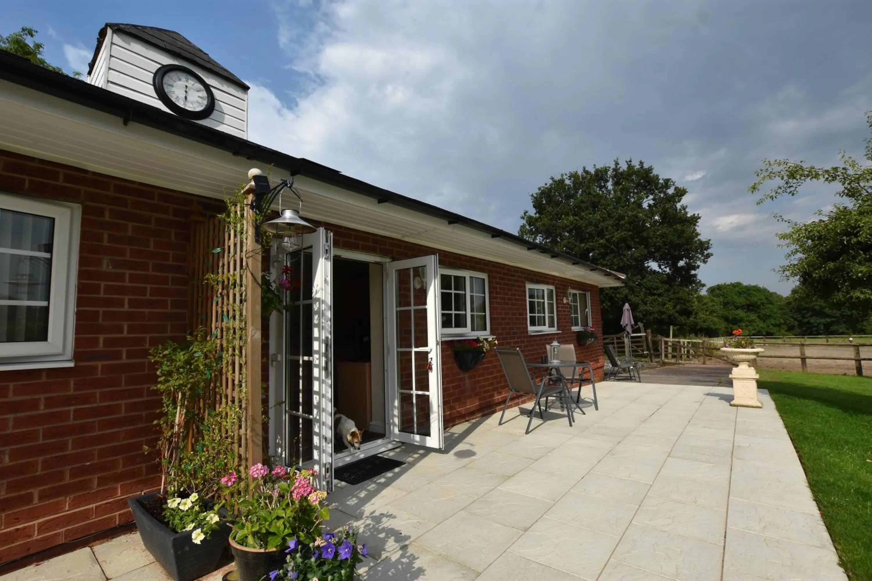 Cottage with King Bed in Little Rushbrook Cottages