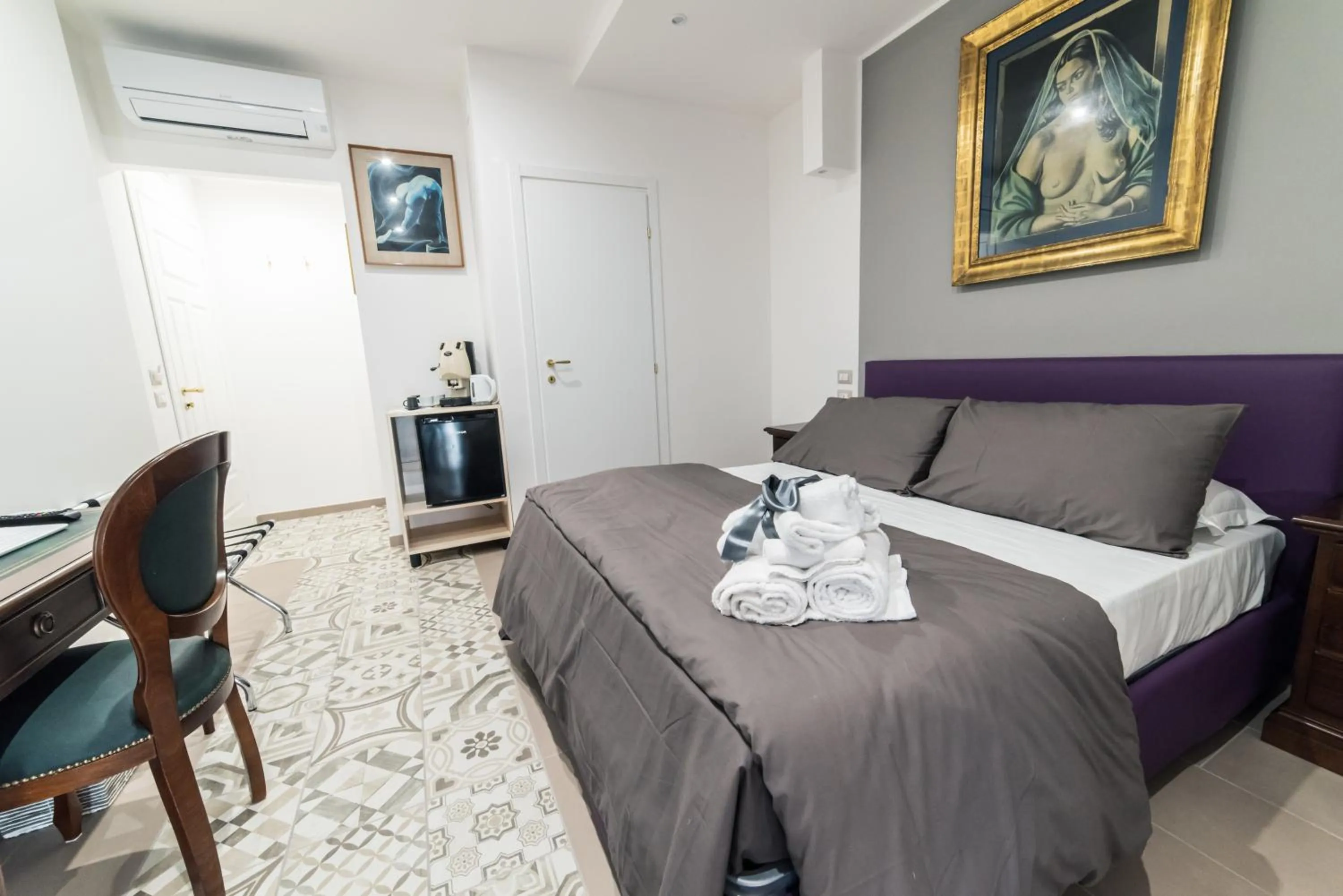 Photo of the whole room, Bed in LE BERCEAU