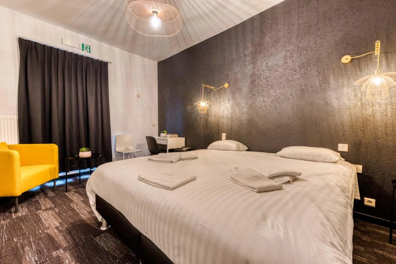 Bedroom, Bed in Hôtel Mosa