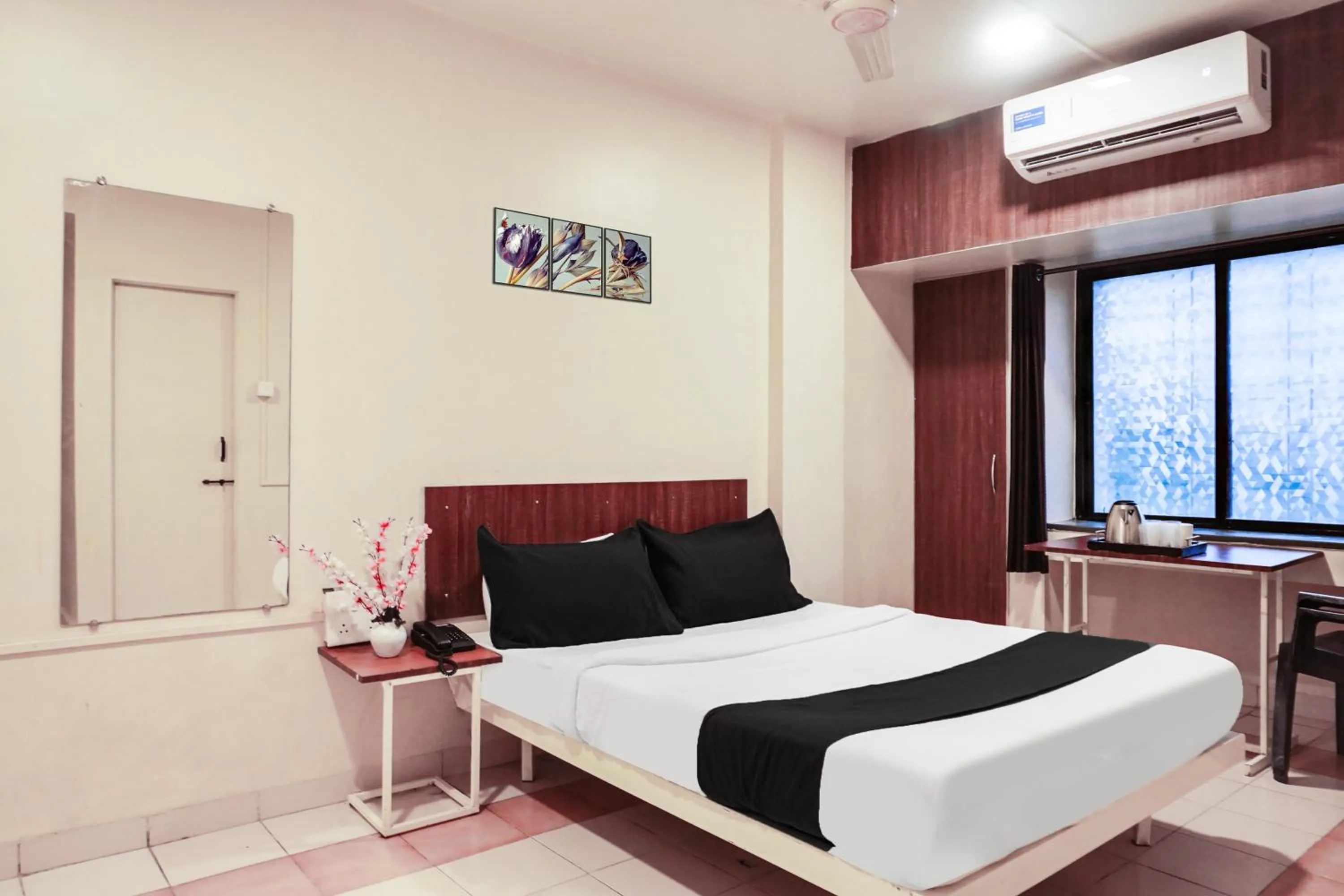 Bedroom, Bed in Super Hotel O Jadhav Nagar Near Sinhgad College