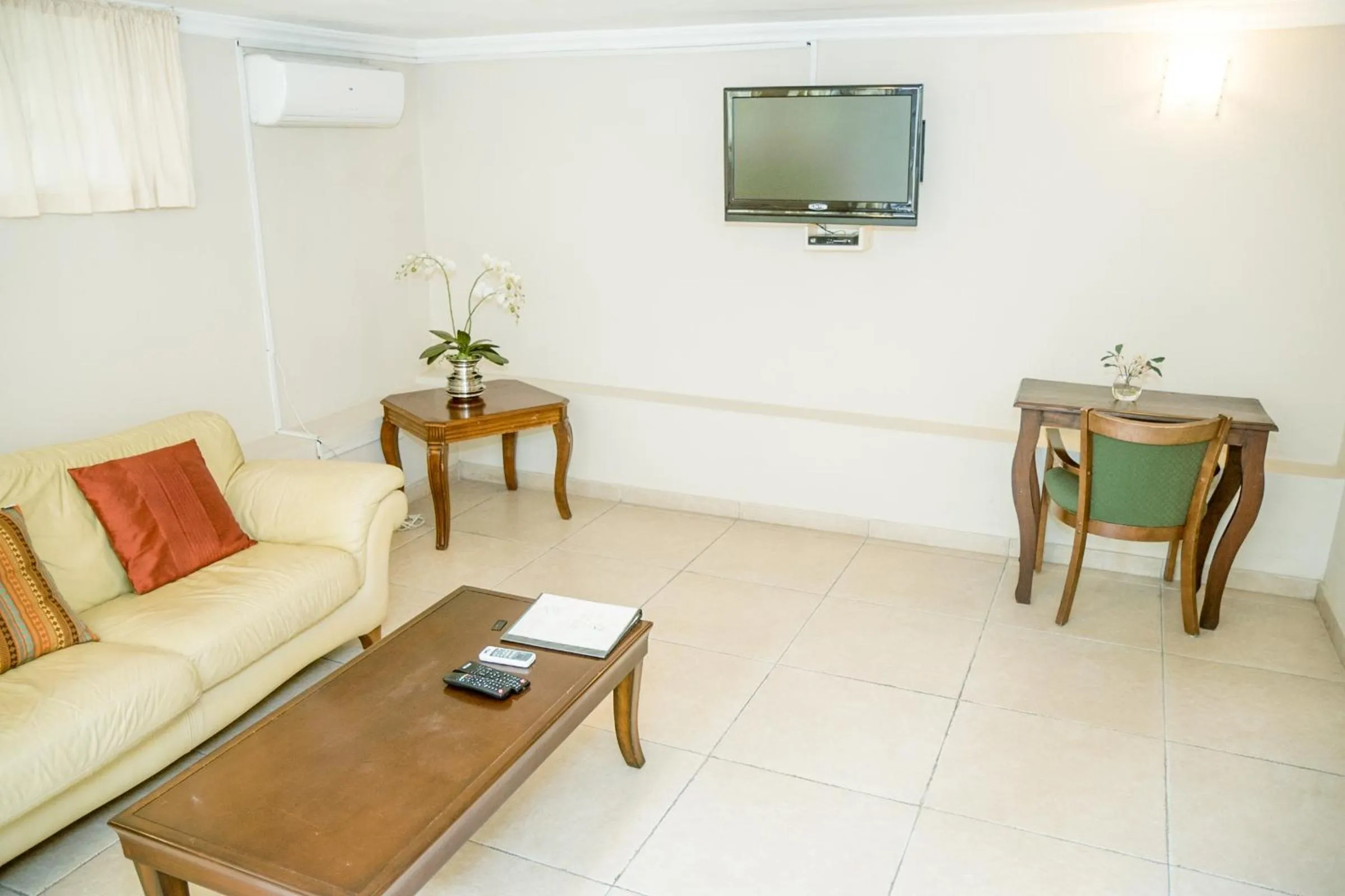 Living room in Allamanda Hotel