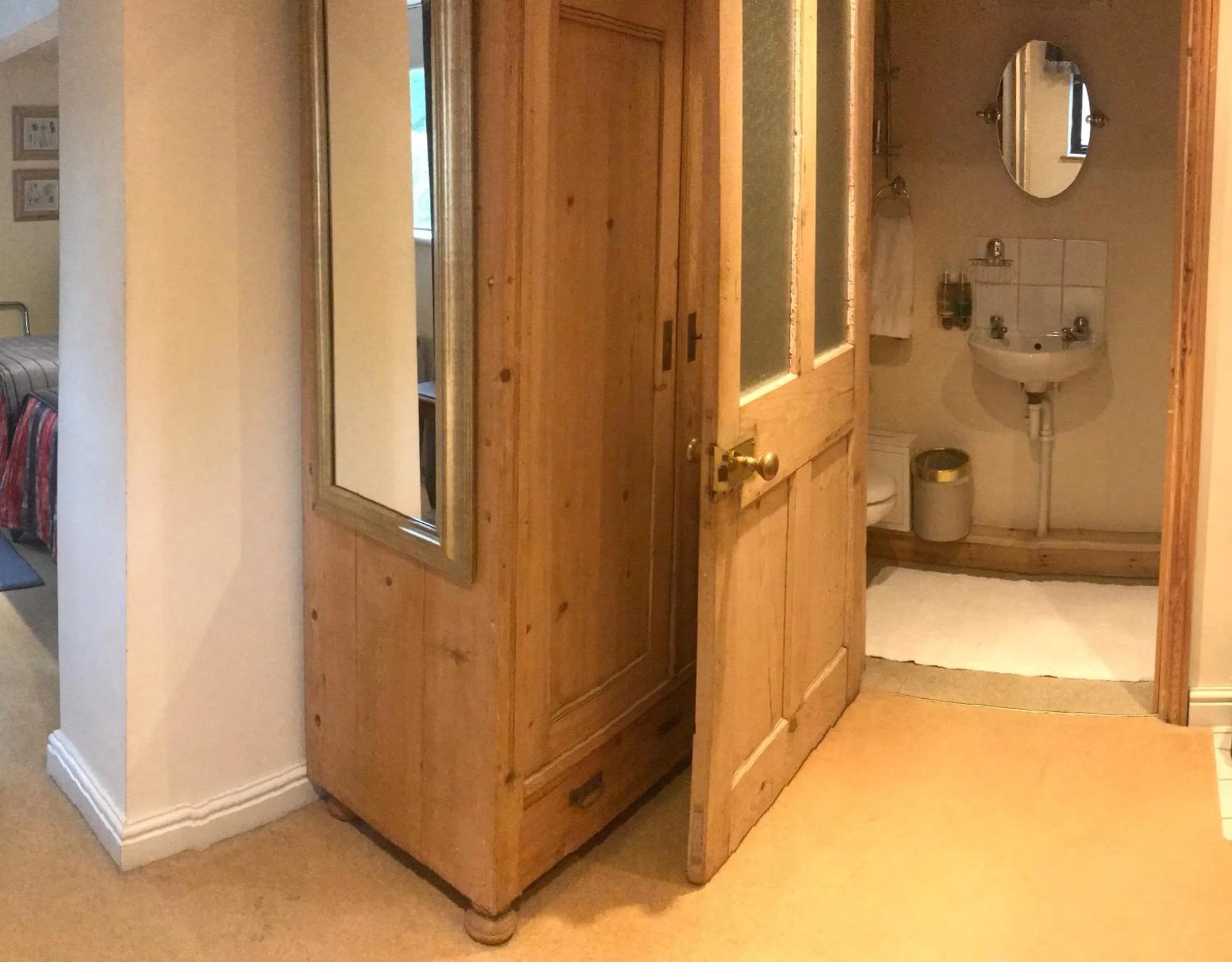Shower in Ye Olde Globe & Chequers