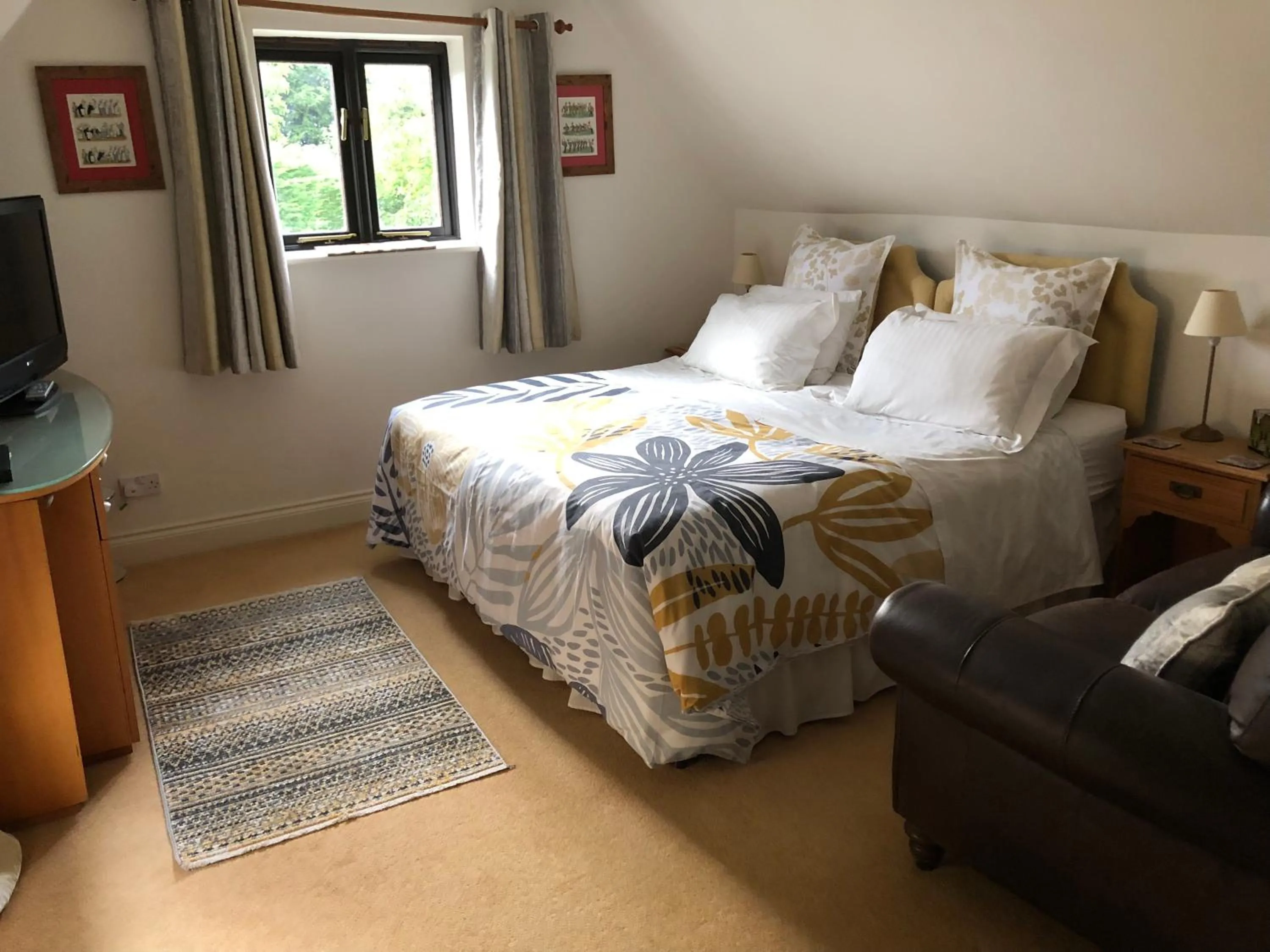 Bedroom, Bed in Ye Olde Globe & Chequers