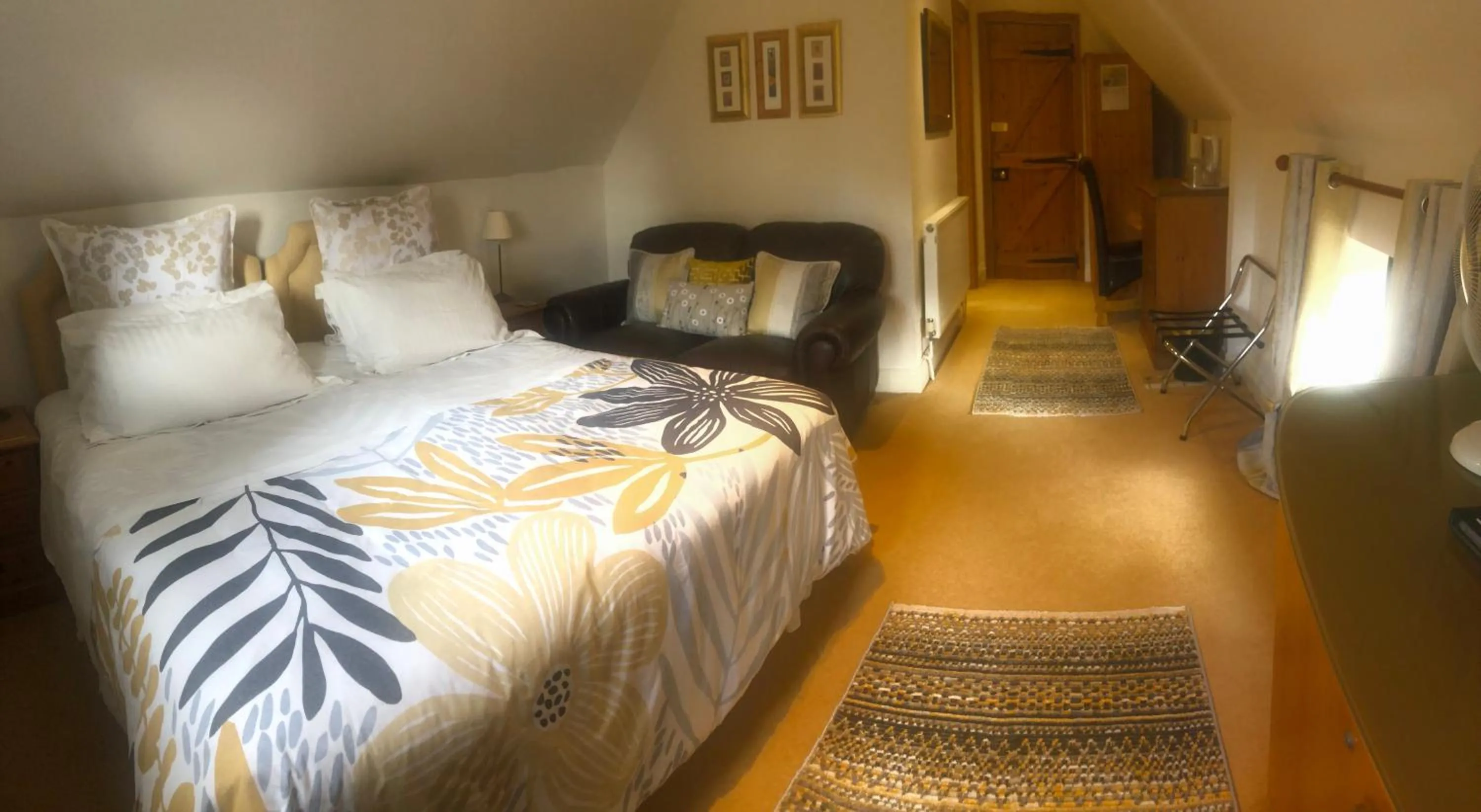 Photo of the whole room, Bed in Ye Olde Globe & Chequers