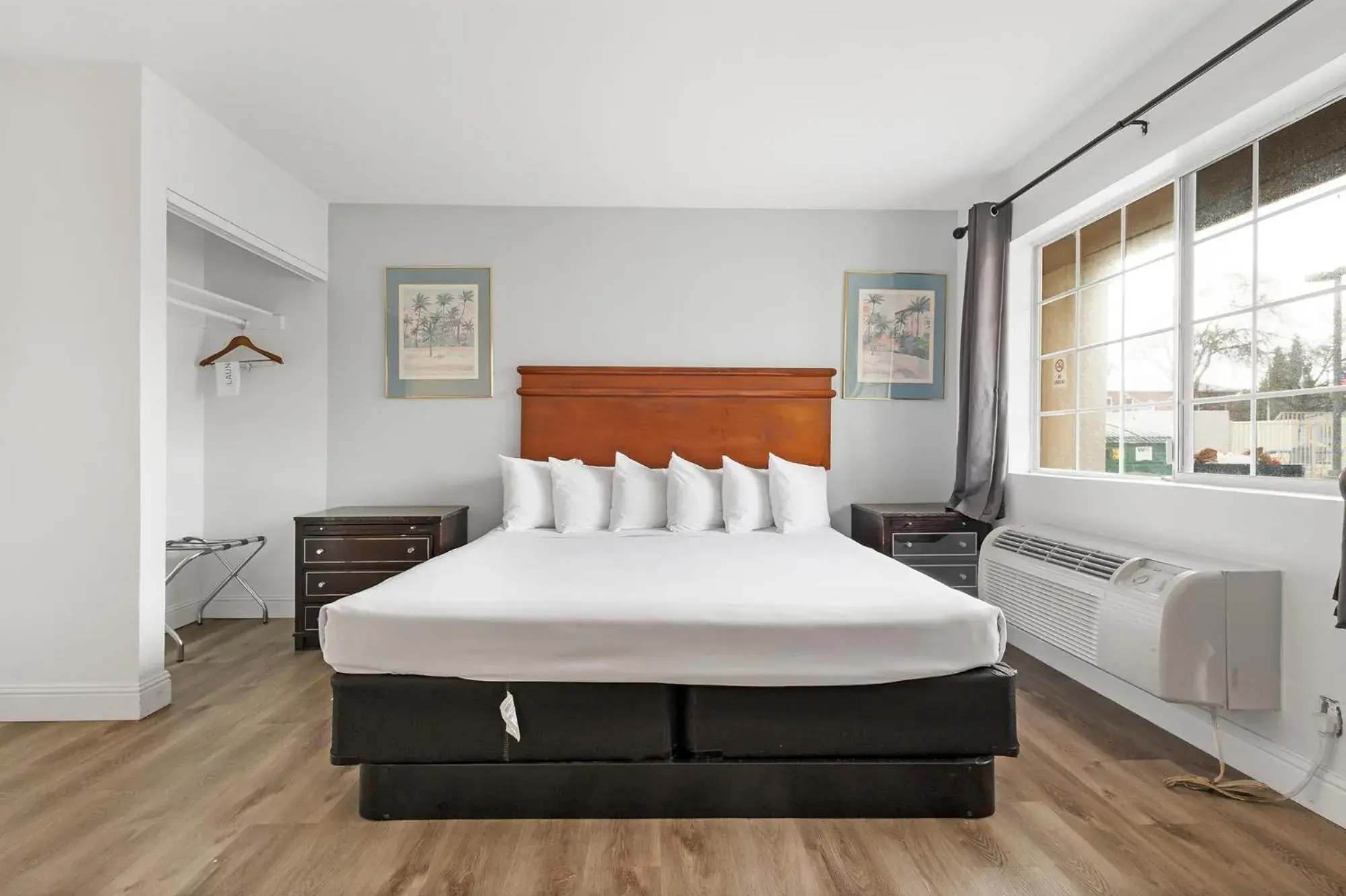 View (from property/room), Bed in Heritage Inn Express Chico View (from property/room), Bed in Heritage Inn Express Chico