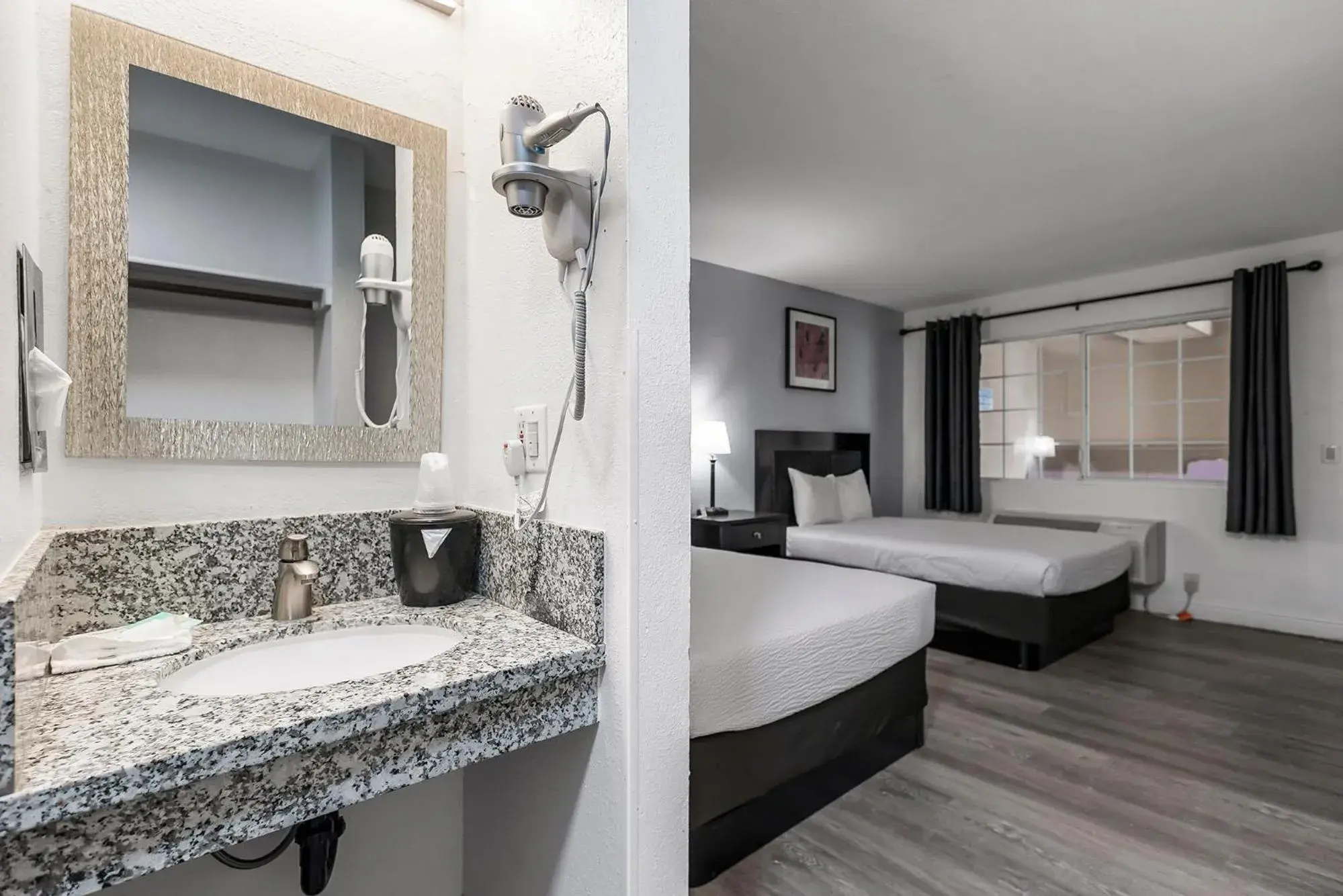 View (from property/room), Bed in Heritage Inn Express Chico View (from property/room), Bed in Heritage Inn Express Chico