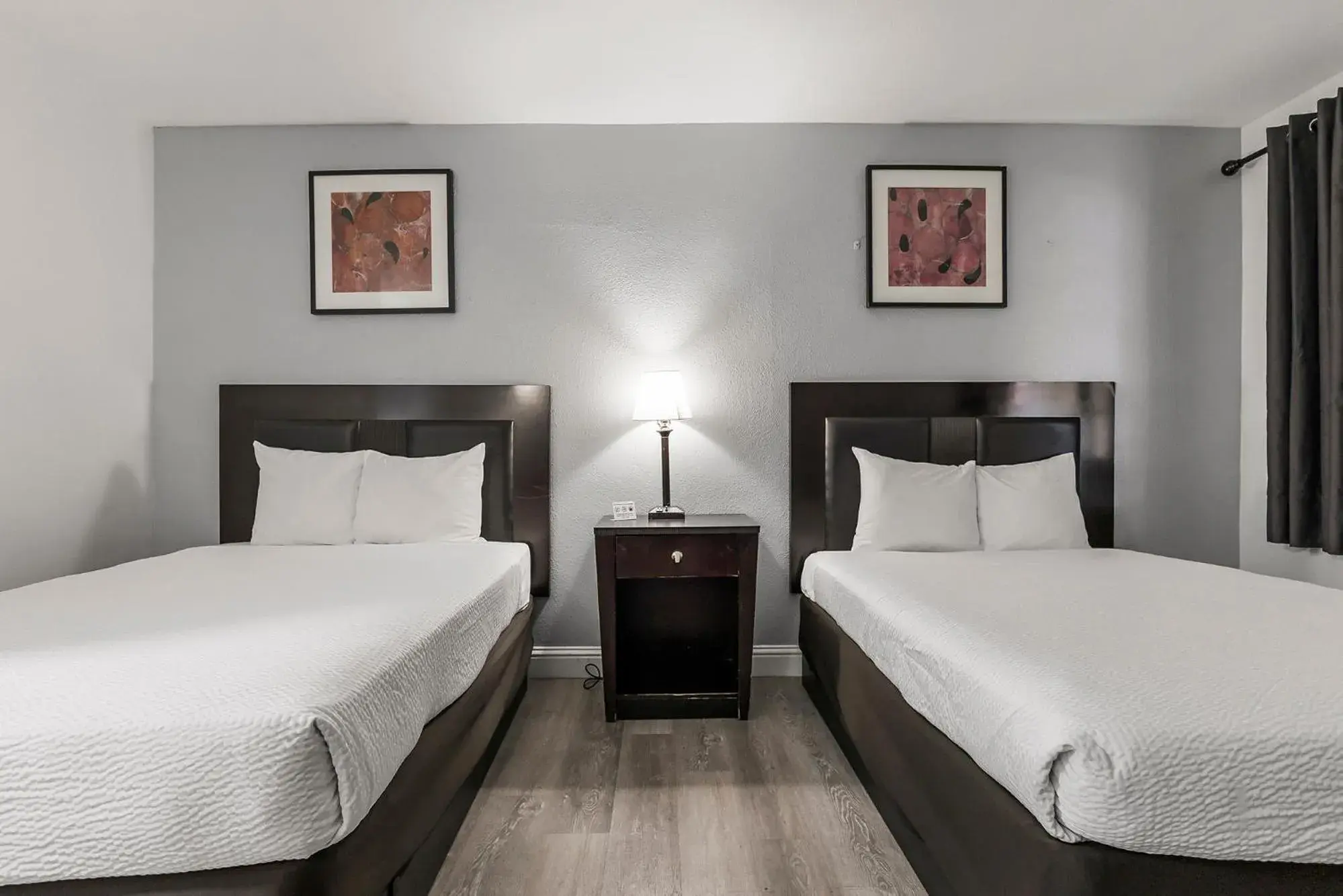 View (from property/room), Bed in Heritage Inn Express Chico View (from property/room), Bed in Heritage Inn Express Chico