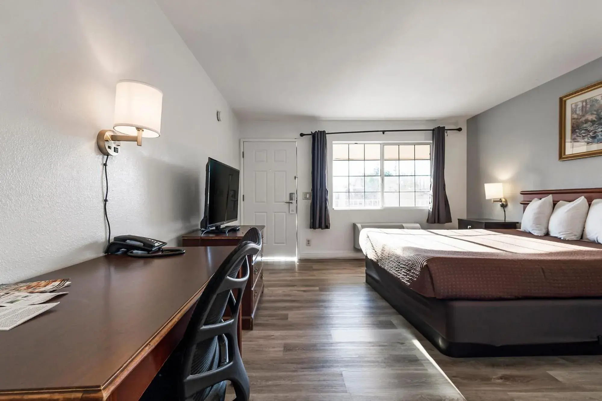 View (from property/room), Bed in Heritage Inn Express Chico View (from property/room), Bed in Heritage Inn Express Chico