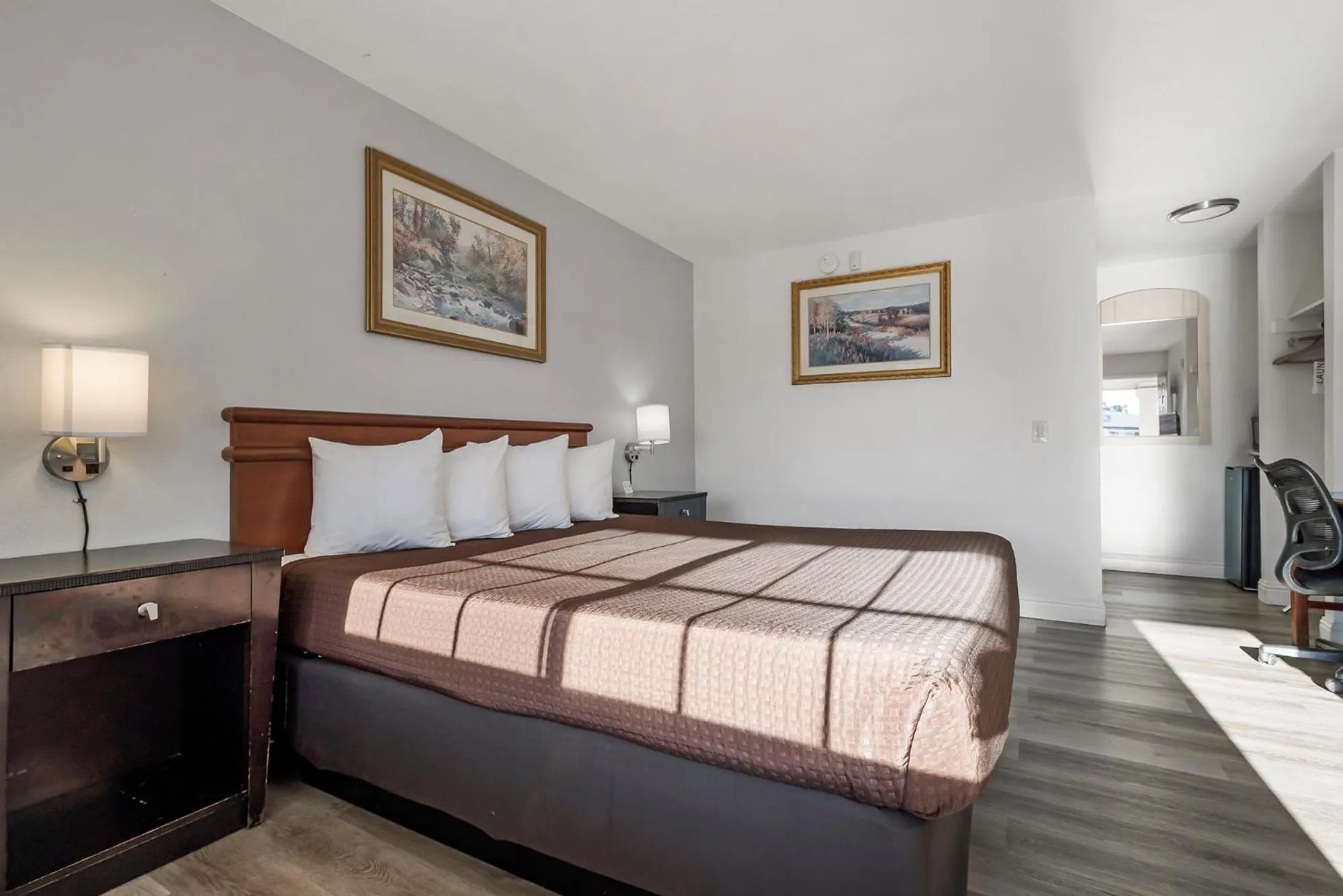 View (from property/room), Bed in Heritage Inn Express Chico