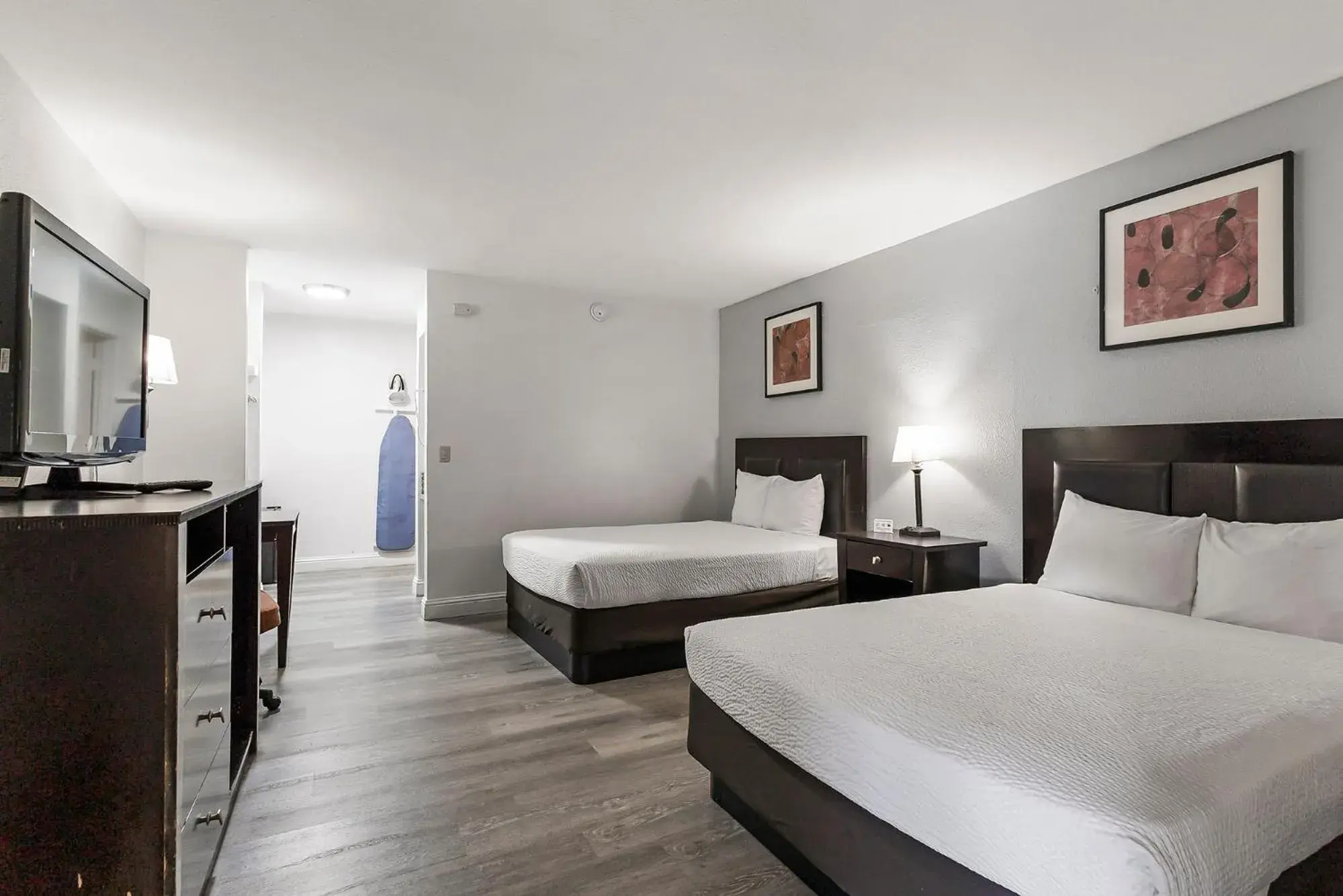 View (from property/room), Bed in Heritage Inn Express Chico View (from property/room), Bed in Heritage Inn Express Chico