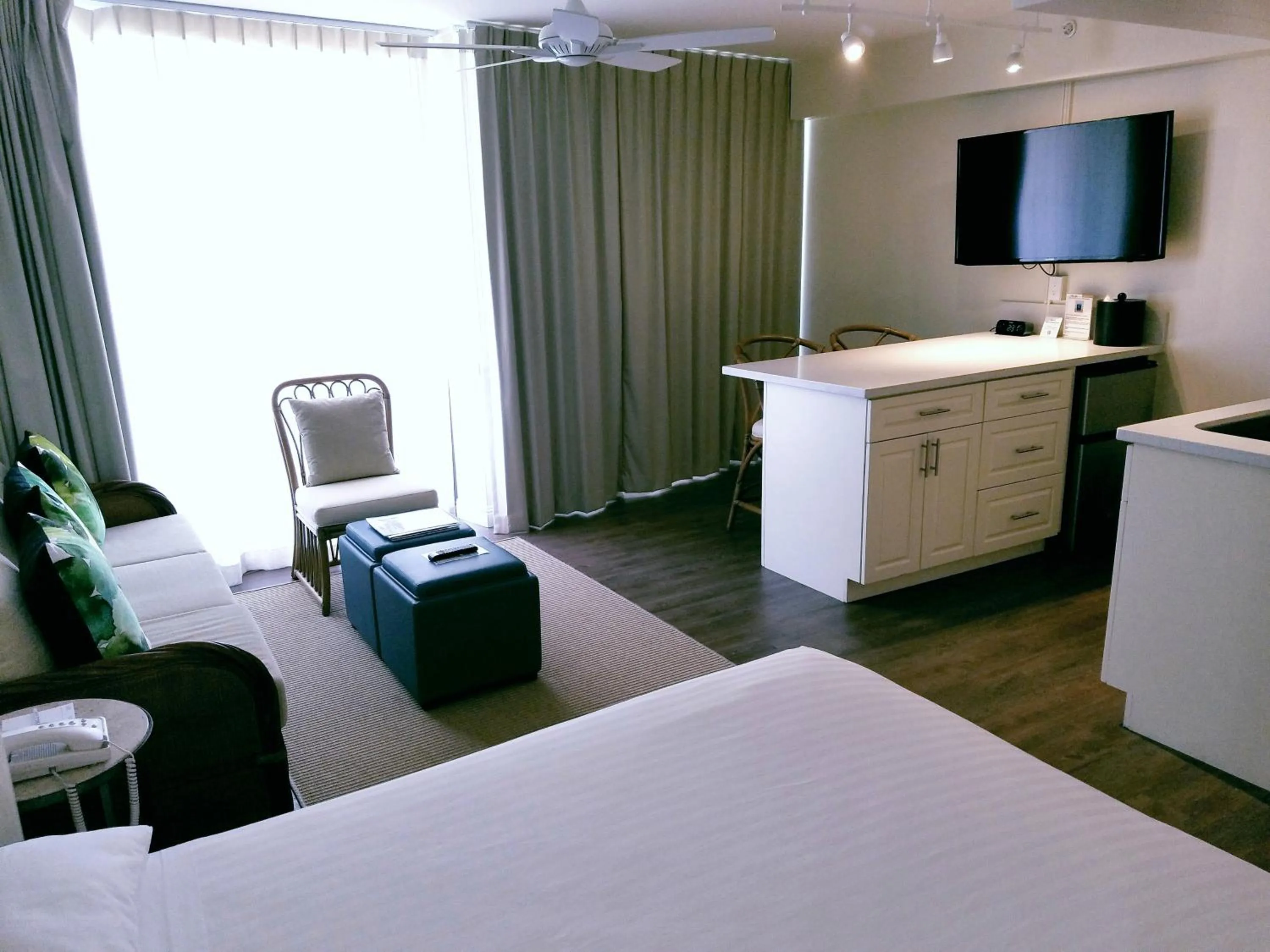 Living room, Bed in Imperial Hawaii Resort