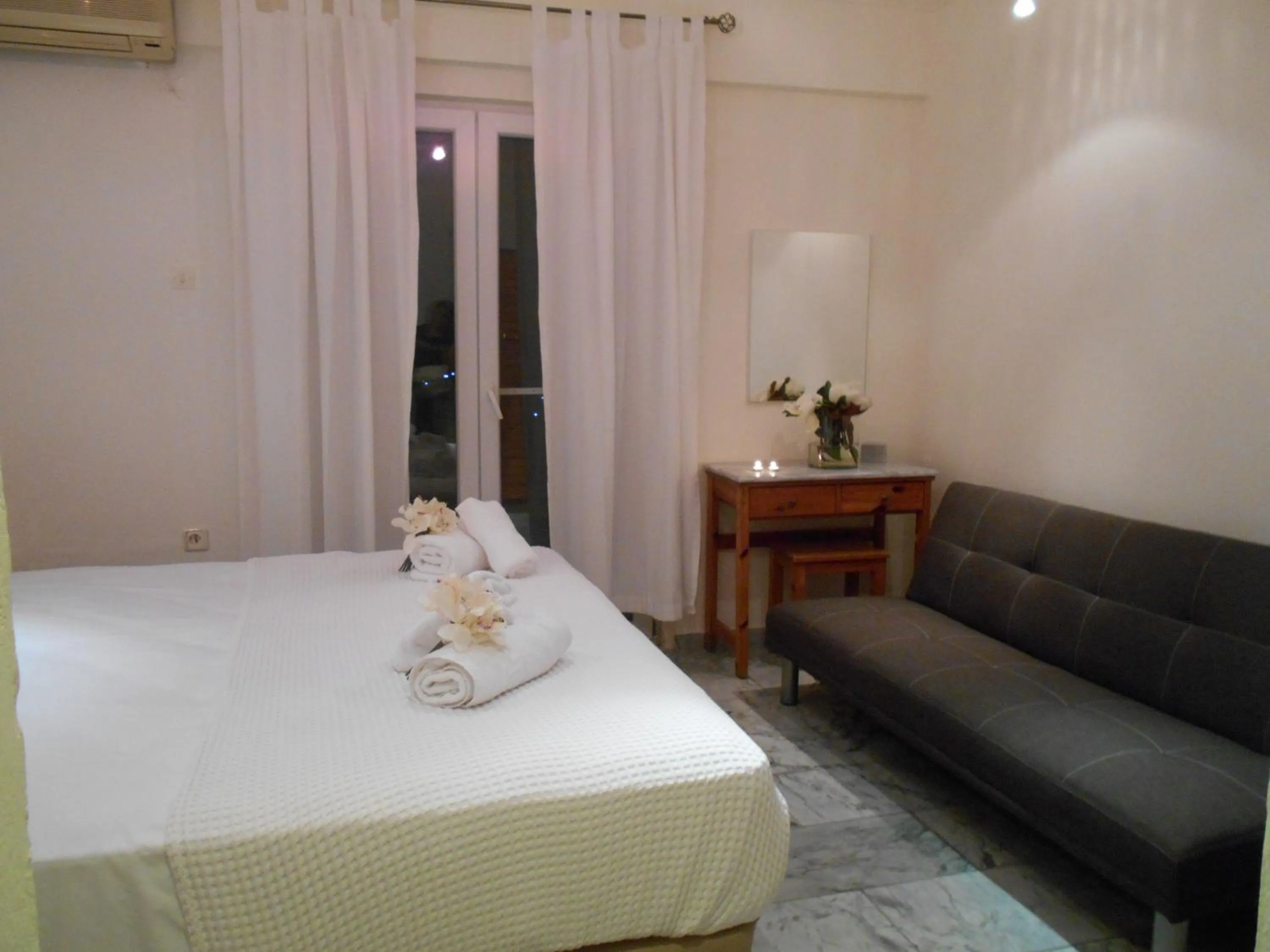 Bedroom, Bed in Kinira Beach Hotel