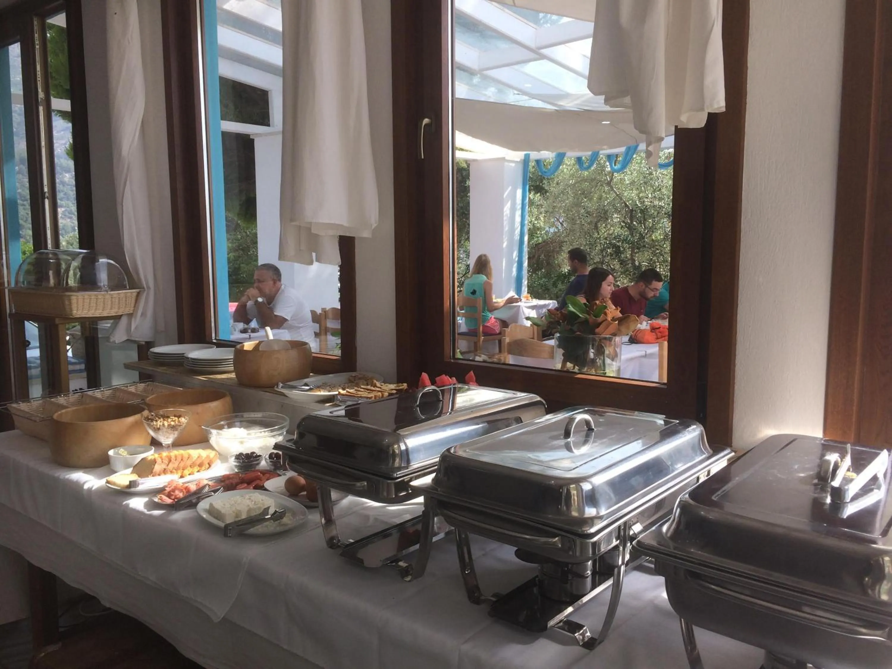 Restaurant/places to eat in Kinira Beach Hotel