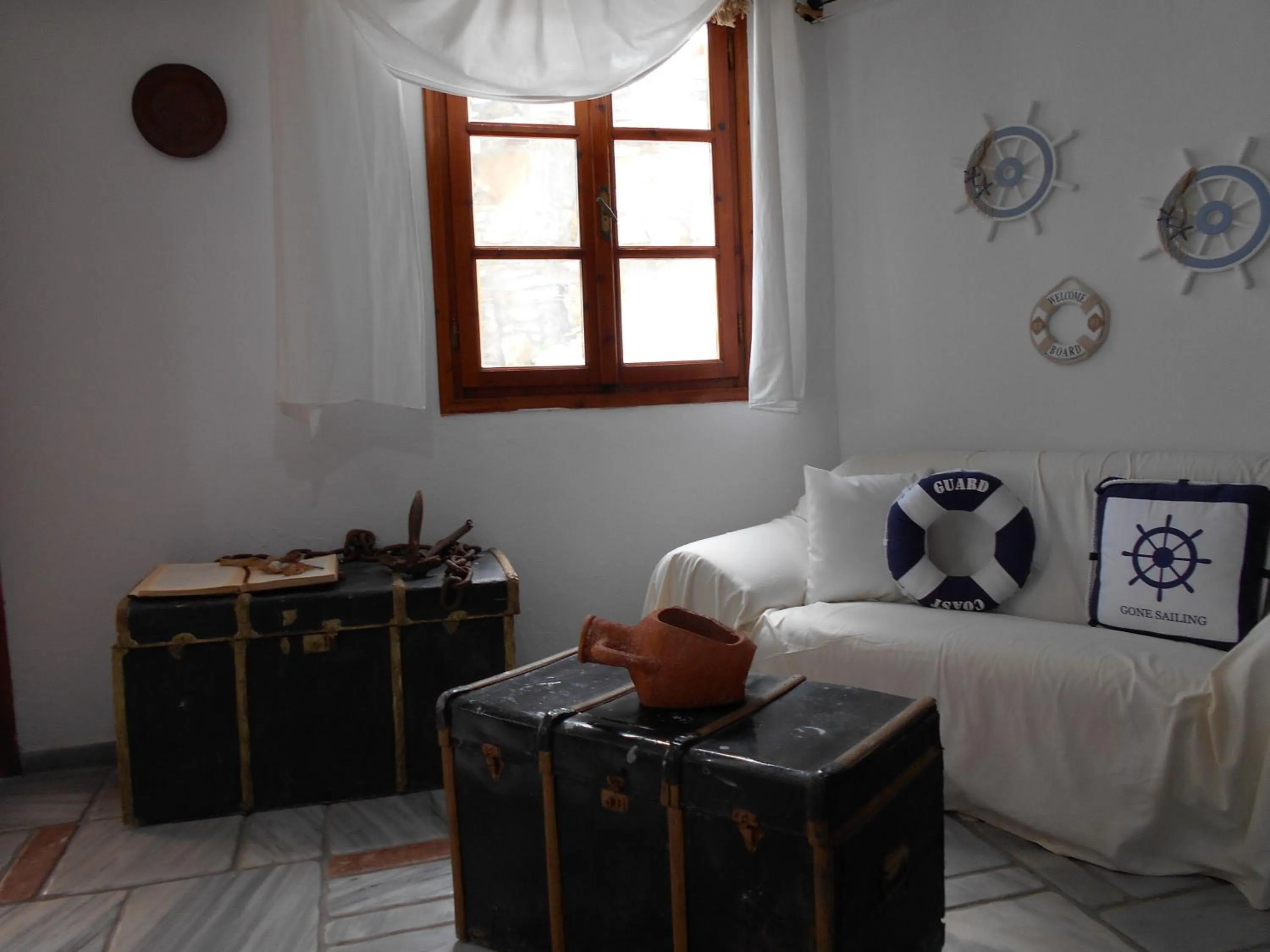 Communal lounge/ TV room, Bed in Kinira Beach Hotel