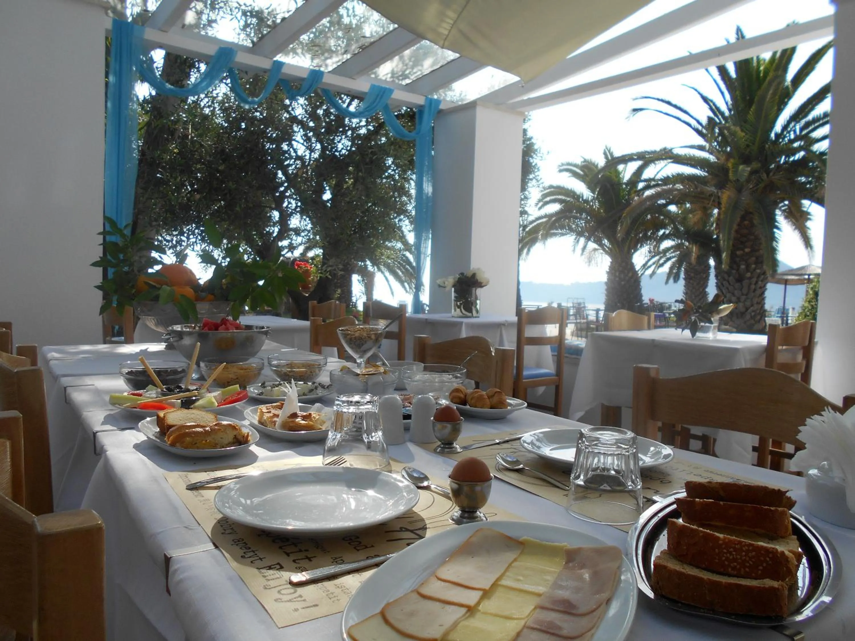 Restaurant/places to eat in Kinira Beach Hotel