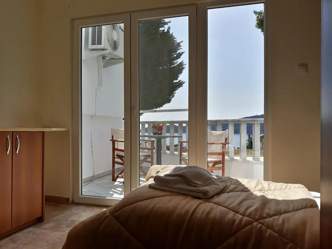 Bed in Kinira Beach Hotel