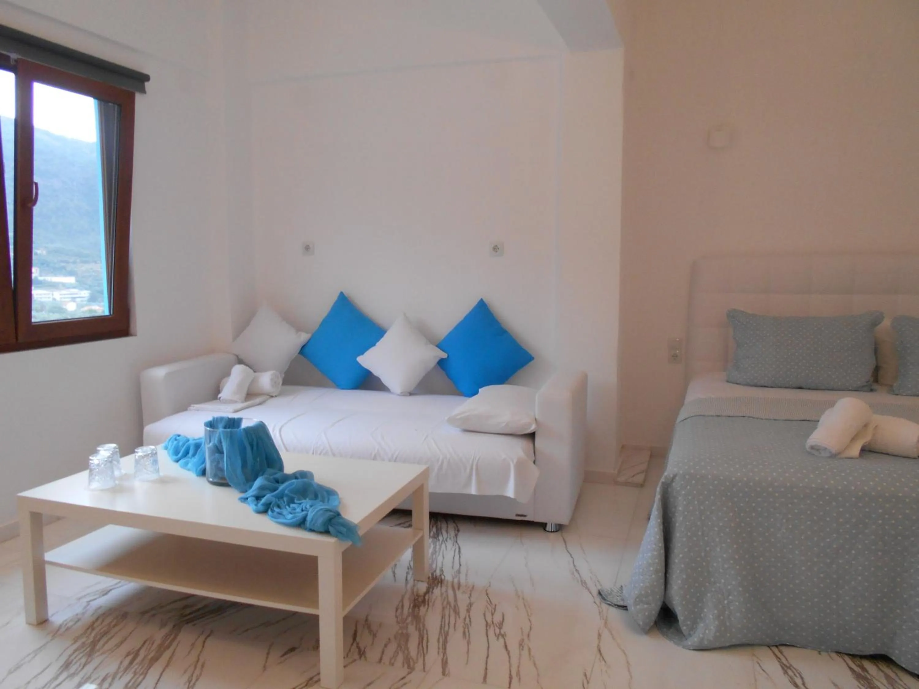 Bed in Kinira Beach Hotel