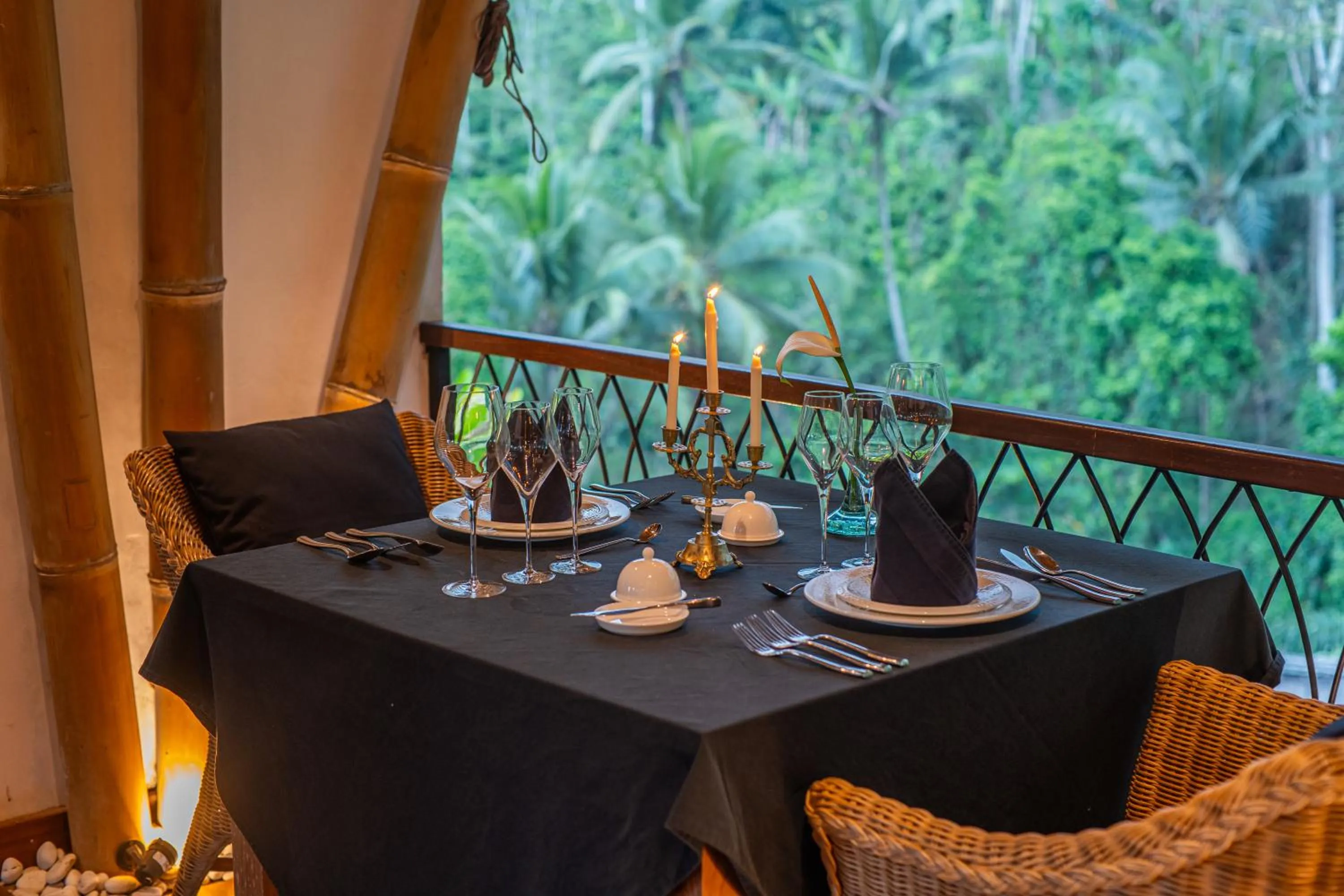 Dinner in Keliki Luxury Lodge