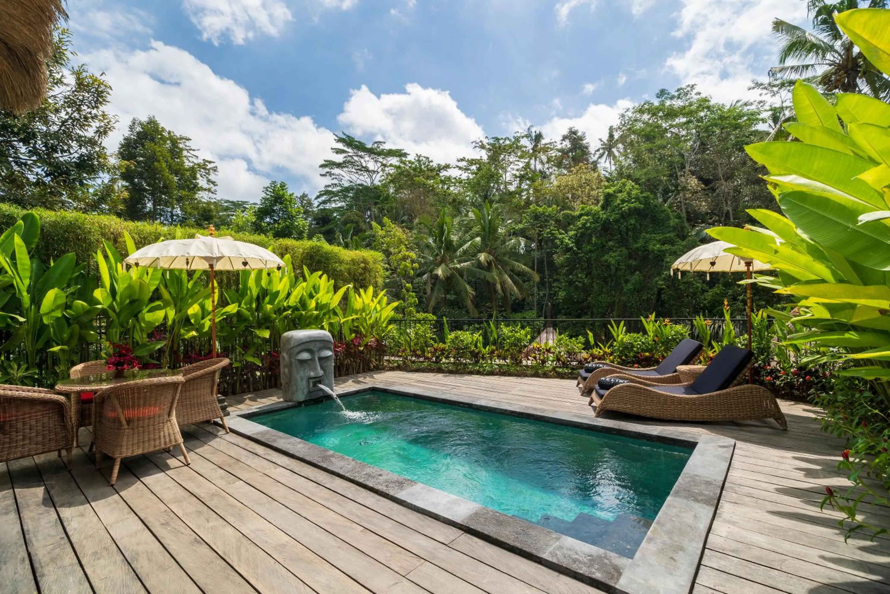 Swimming pool in Keliki Luxury Lodge