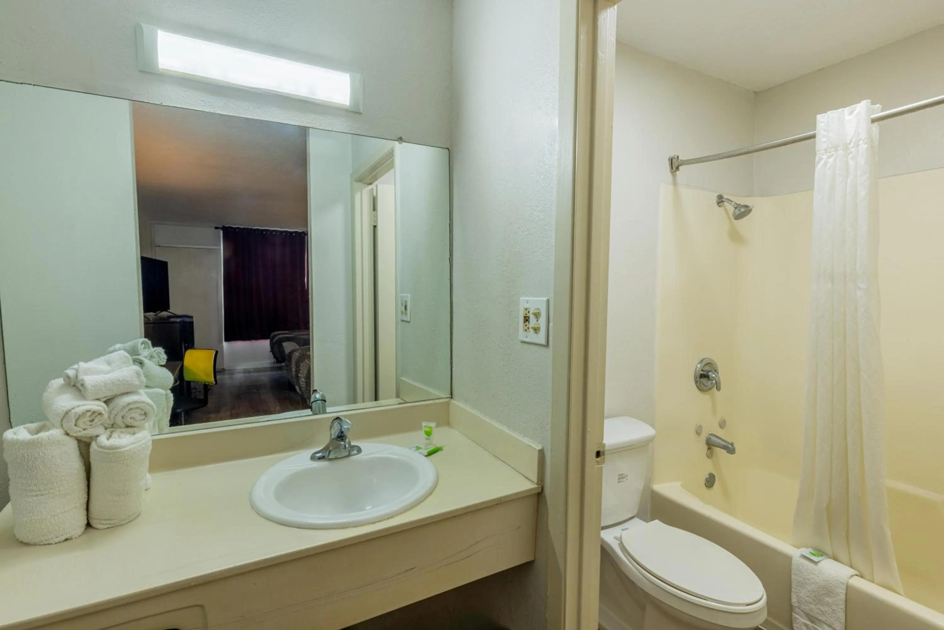 Bathroom in Executive Inn Beeville US 181