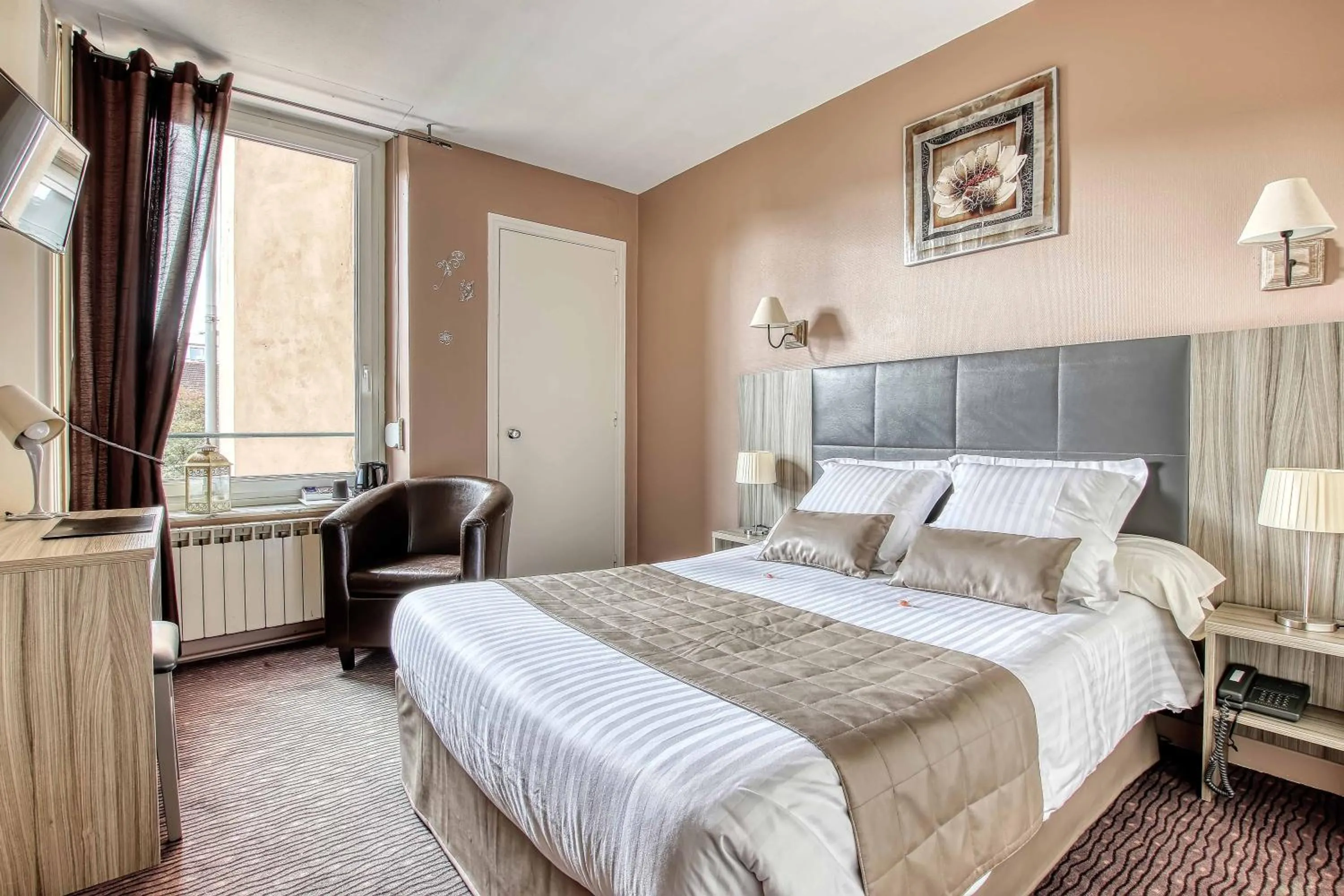 Photo of the whole room, Bed in Cit'Hotel La Résidence