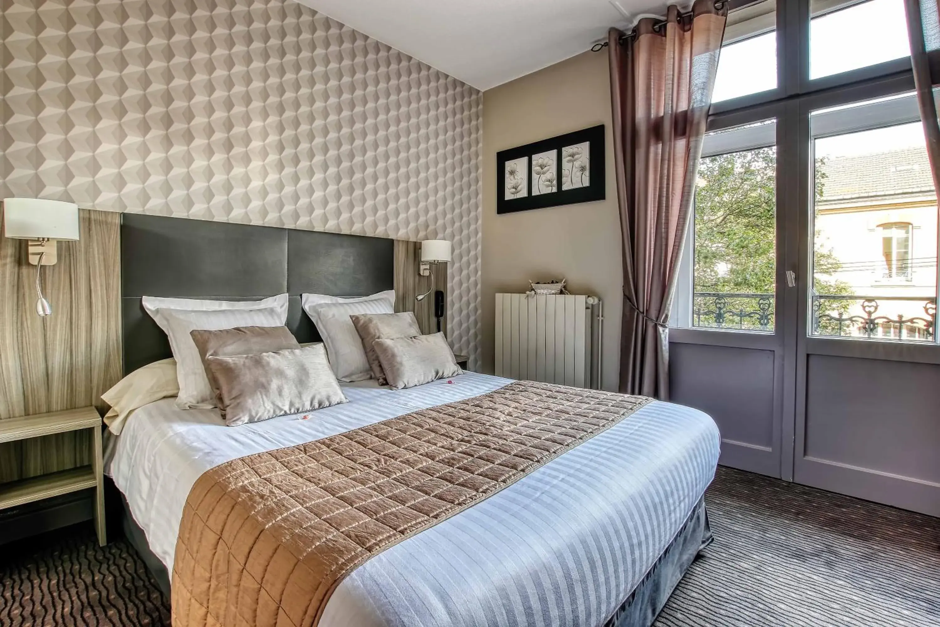 Photo of the whole room, Bed in Cit'Hotel La Résidence Photo of the whole room, Bed in Cit'Hotel La Résidence