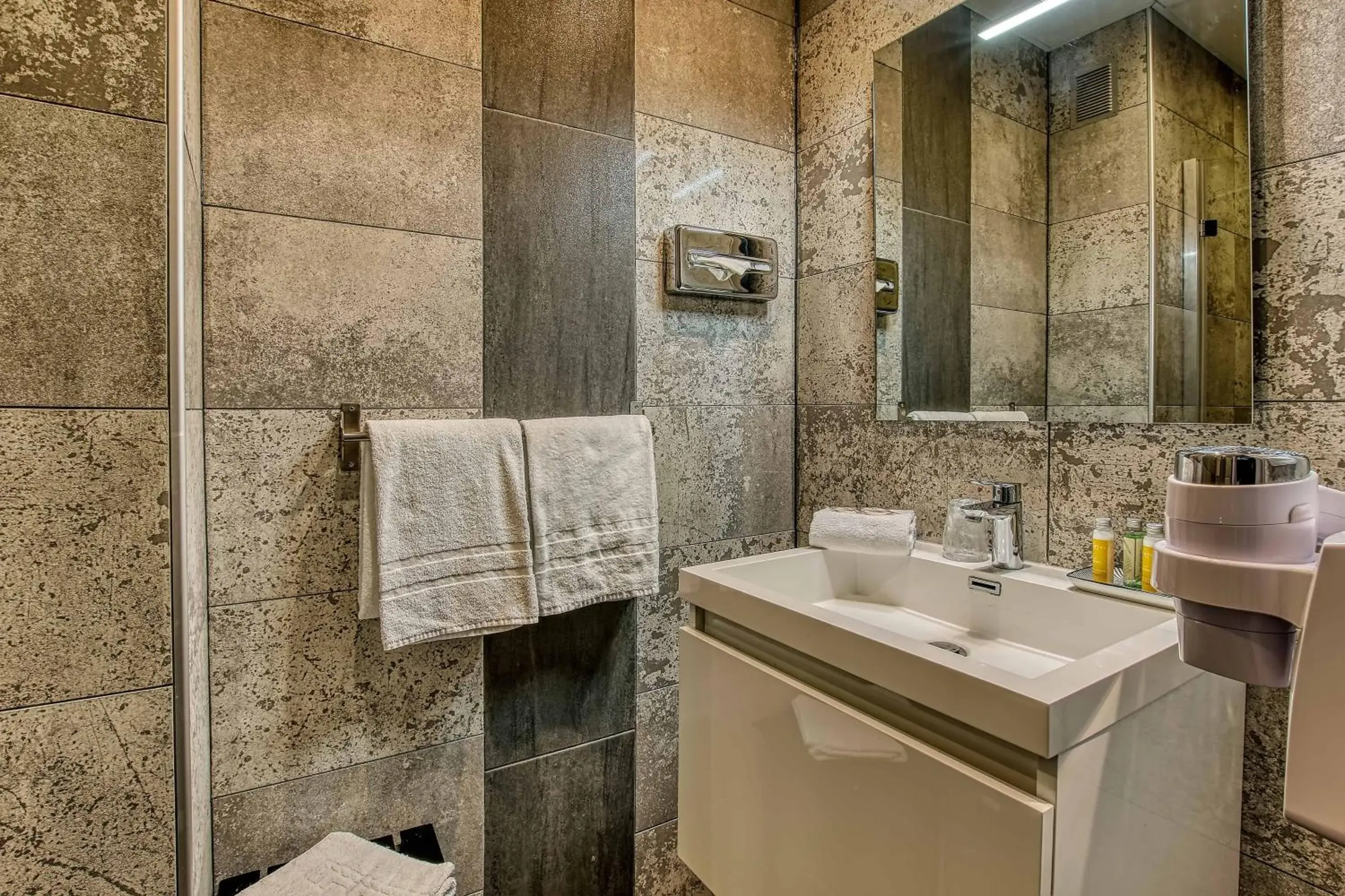 Bathroom in Cit'Hotel La Résidence Bathroom in Cit'Hotel La Résidence