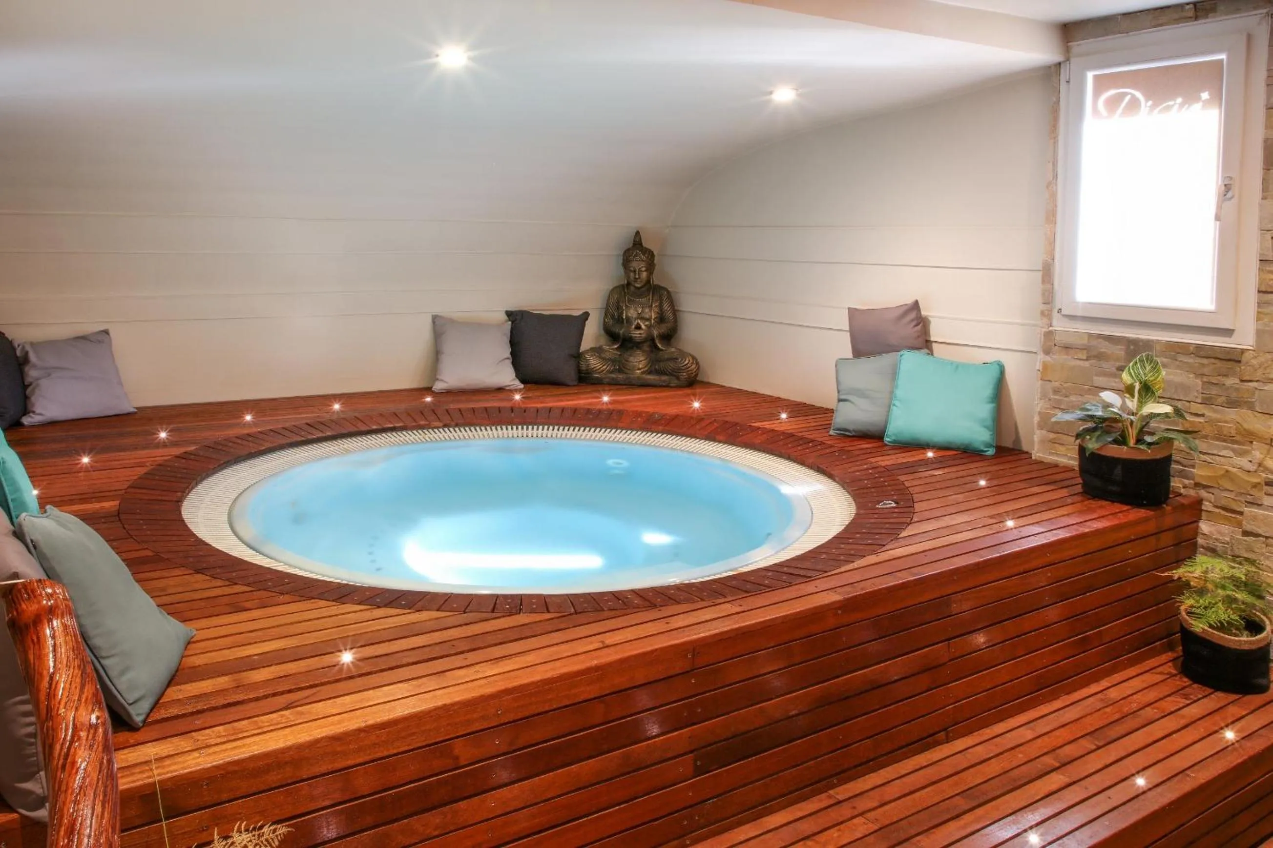 Hot Tub in Hotel restaurant Spa Disini Montpellier Est, The Originals Relais