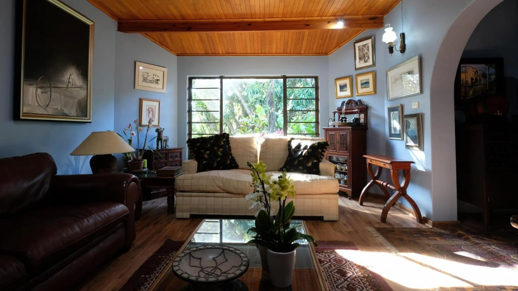 Communal lounge/ TV room in Santa Lucia Guest House